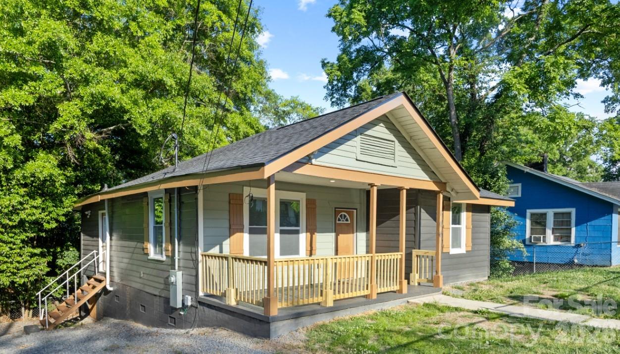 Beautifully renovated 3-bedroom, 1-bath This move-in-ready property features a brand-new roof and has been completely updated throughout. This fresh renovated home is Conveniently located near shopping, dining, parks, and major conveniences, this home offers both comfort and accessibility. Perfect for first-time homebuyers or investors ready for some cash flow or anyone looking for a stylish, updated home ready for its new owners.