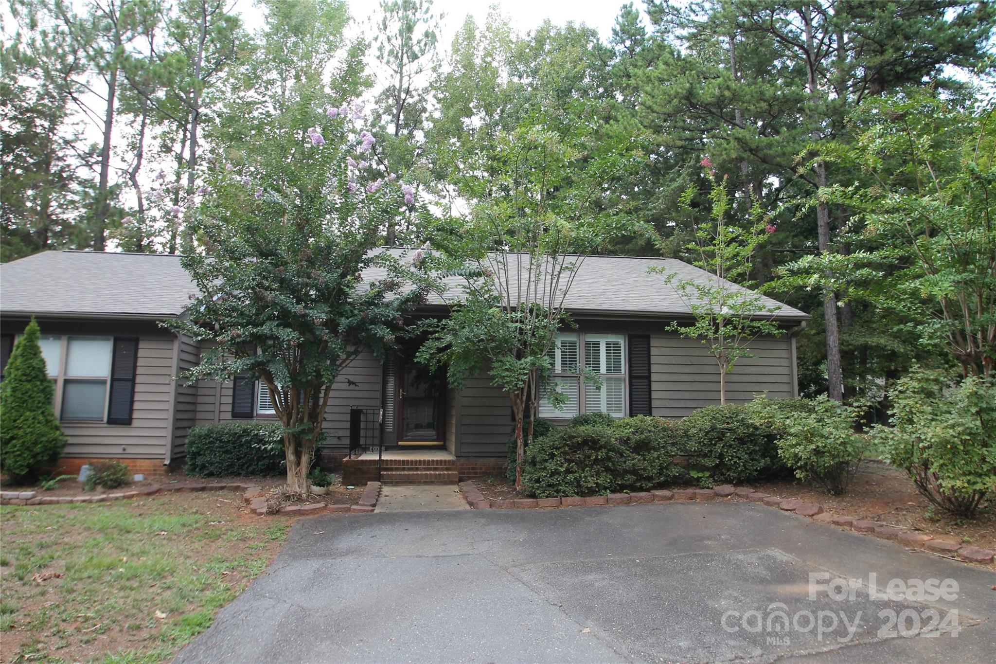 Very Cute Condo Located in Dogwood Subdivision, Regent Park in Fort Mill, SC, very close to Pineville and I-77, 2 Bedrooms, 2 Bathrooms, Open Floor Plan with Living Room, Dining Room, Large Florida Room, Kitchen with Range, Refrigerator & Dishwasher. Laundry Room off of Kitchen with Washer & Dryer. Single Family Only.
No Smoking/No Vaping, No Pets. Maximum Occupants 3.
***1/2 OFF FIRST MONTH'S RENT***
Available NOW for viewing by key sign out from our office Monday-Friday from 9am-4pm, except Holidays. Keys to be returned by 5pm same day. Requires $20 refundable deposit.