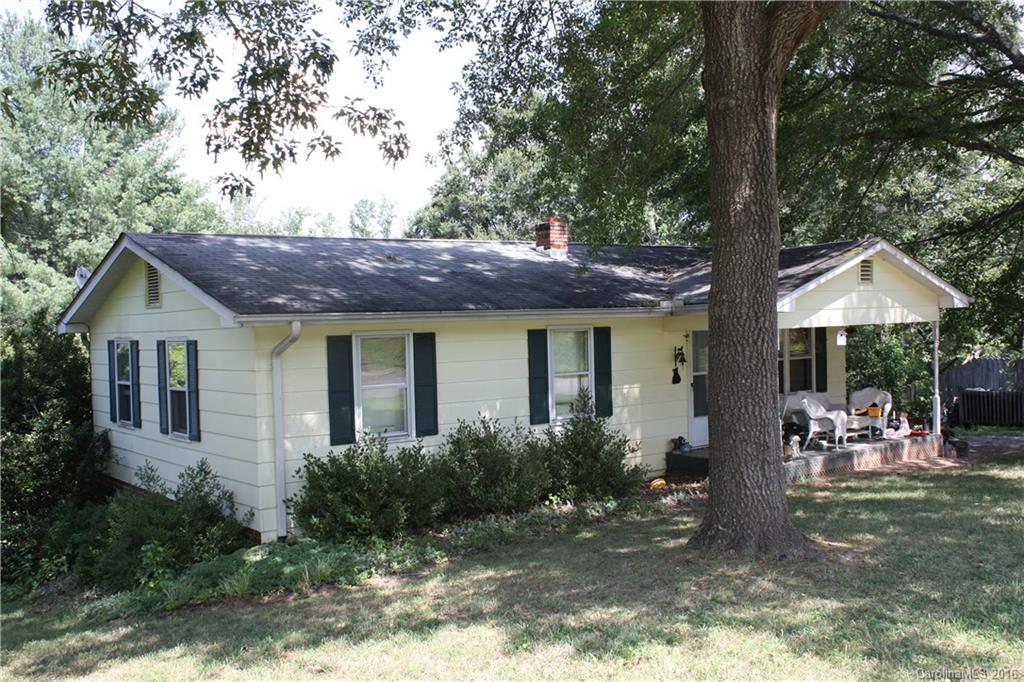 Needs TLC but a great opportunity for the right person. Located on a quiet street close to Brookwood Park in Landrum. Eat in kitchen, 3bedrooms, 1bath, partially finished basement with second bath in place. Frontage on S. Bomar and on Park St.