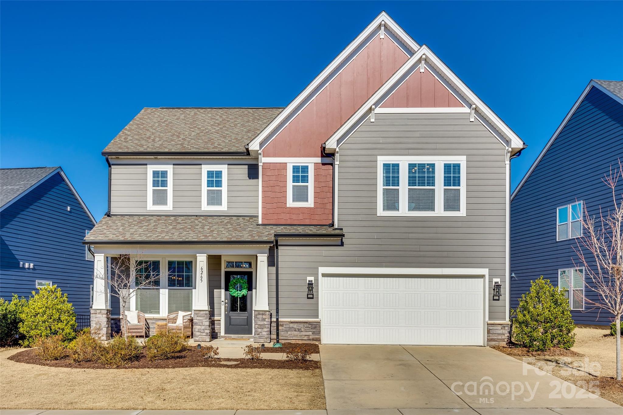 Welcome to this charming home located on a cul-de-sac street in the desirable Masons Bend Neighborhood of Fort Mill, SC. Beautifully maintained home offers an open floor plan, perfect for modern living. Upgraded front door and lighting. Main level engineered hardwoods. Kitchen has gas stovetop, electric wall oven & microwave, quartz countertops, and beautiful cabinetry. Cozy breakfast area overlooks fenced in backyard. Family room with gas fireplace, front room has tray celling and wainscotting. Upstairs primary suite with raised tray ceiling, walk-in closet, bathroom  dual vanity, and spacious shower with bench. Spacious secondary bedrooms, loft/flex space, tiled laundry room and full bathroom. 
Masons Bend amenities include swimming pool, clubhouse, playgrounds, parks, hiking/biking trails, and river access. Top-rated schools, quick access to major highways, shopping and dining.
Don’t miss the opportunity to make this beautiful home yours—schedule a showing today!
