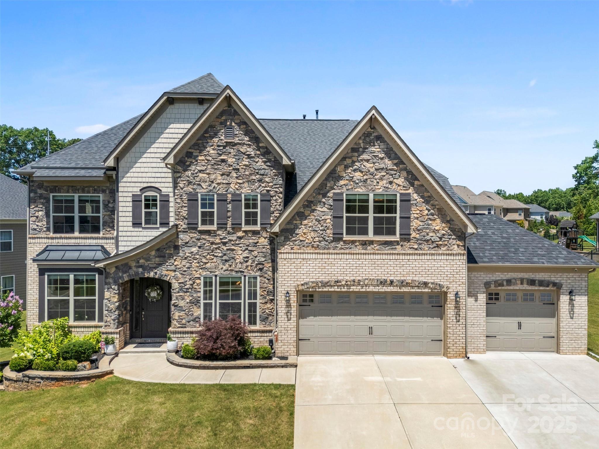 THE RETREAT AT RAYFIELD - Residential