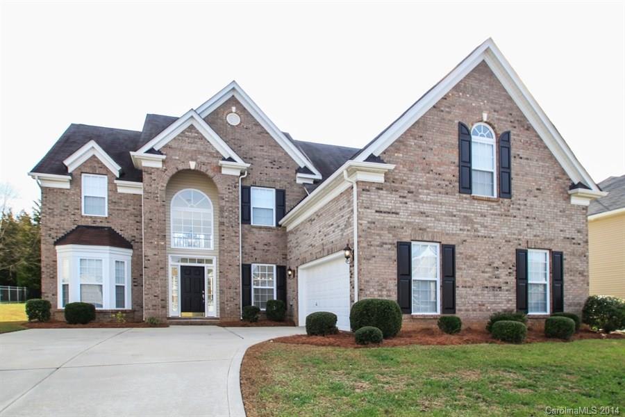 Brandon Oaks Subdivision! This home has been newly upgraded. Huge two story Living Room with lots of natural light. Spacious formal D/R. Large F/R connected to gourmet kitchen with F/P. New countertops w/island & plenty of cabinet space. Office/Bedroom on first floor with full bathroom. Upstairs Large Master Suite, his/hers sinks, shower and Garden Tub. Large bonus room with private door to close could be another bedroom. This home is a must see!!