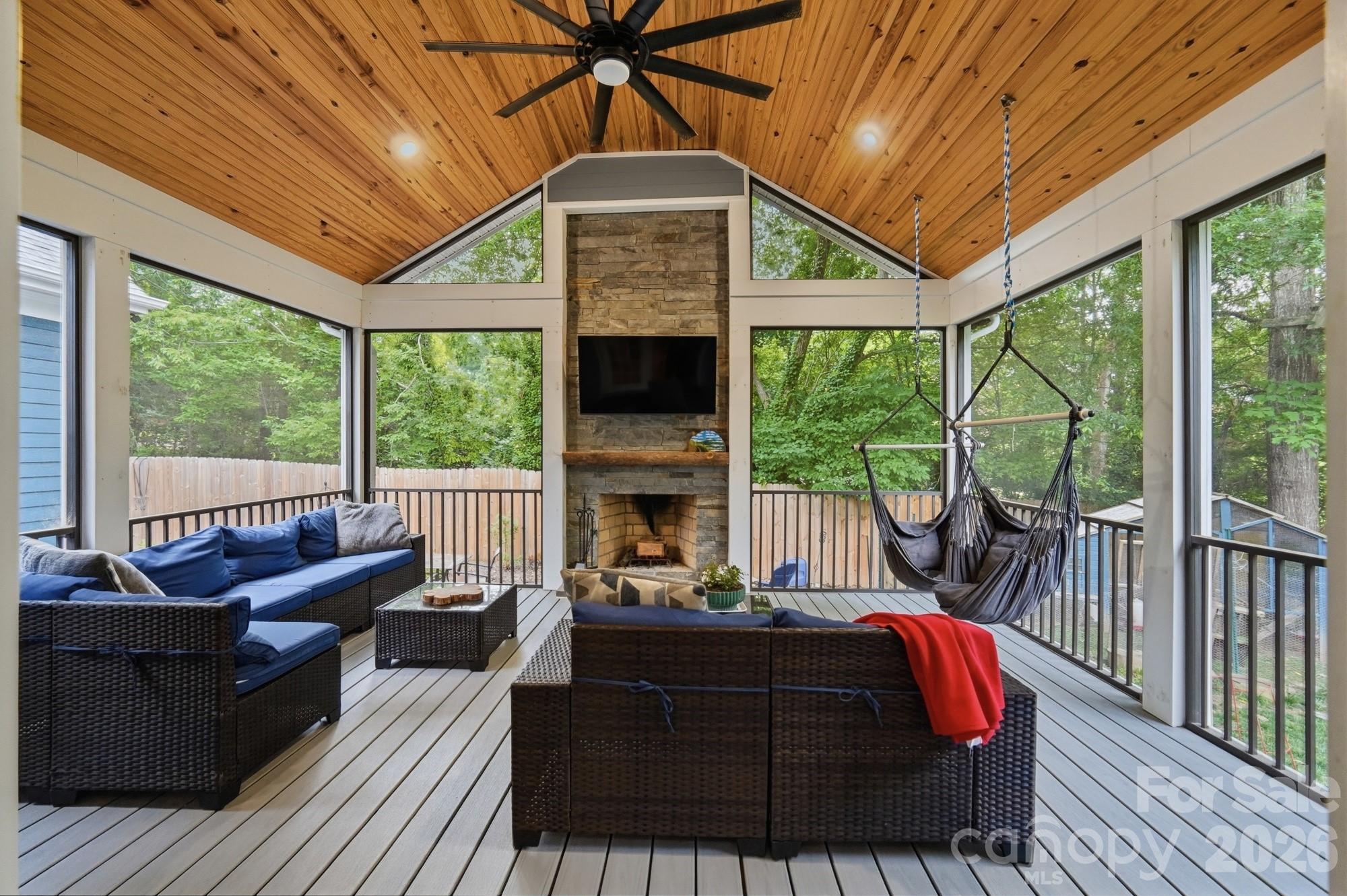 The Oaks On Providence - Residential