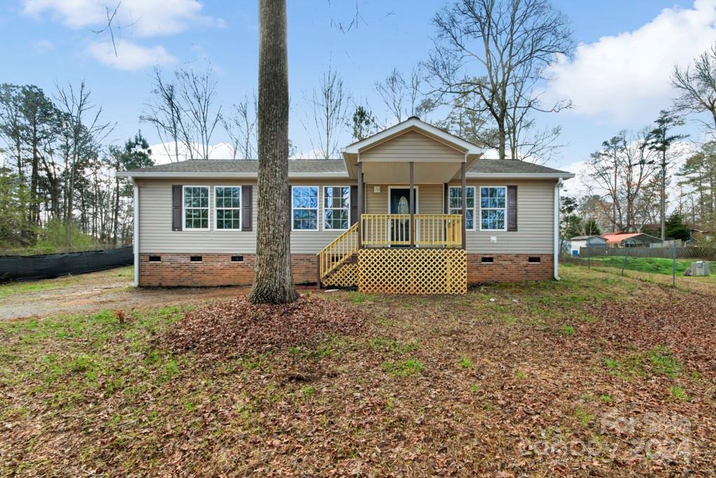 Motivated Seller!!! Bring all offers!!
Don't miss this Fully Remodeled Ranch Home. With 3 bedrooms & 2 baths, this home features an ALL NEW Kitchen with New Stainless Steel Appliances. The baths are newly renovated as well. , New LVP flooring and paint throughout.  Fully fenced backyard.  Just minutes to the golf course. Close to shopping and dining in downtown Lancaster. Easy access to Highways.
