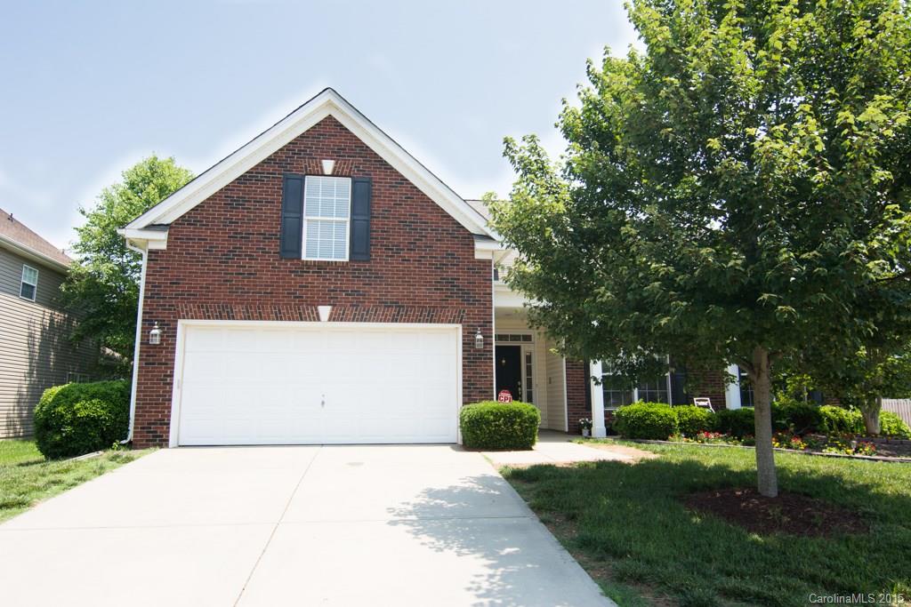 Here is a great property in an even better location! It features clean spacious areas, new paint, a new roof, walk-in closet in master bedroom, garden tub/shower and a gas water heater. Fenced-in back yard plus Scott's lawn service.