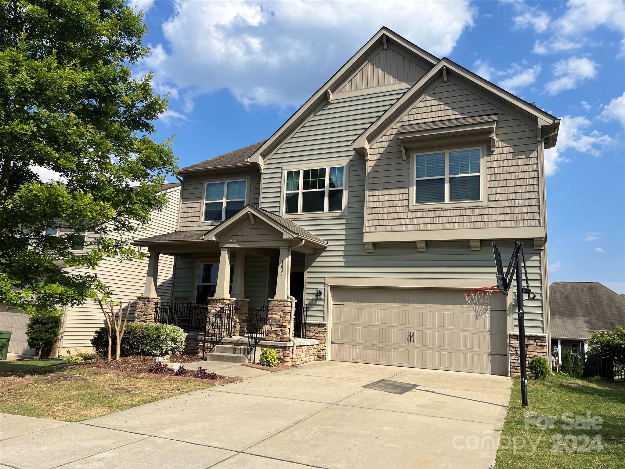 This beautiful home is ready for its new owners! As you enter, you will notice the beautiful hardwood floors that flow throughout the main level. The kitchen has plenty of space and features granite counter-tops, stainless steel appliances, and a tiled back-splash that ties it all together. Downstairs you will find a large primary suite with a walk-in closet, dual vanities as well as a tiled shower and garden tub. Upstairs you will find 4 additional bedrooms, 3 additional bathrooms, and a loft that could be used as an office. Out back you will find a deck, perfect for enjoying the outdoors. Don’t forget about the award-winning Fort Mill Schools, unbeatable amenity center, and nearby athletic fields!!