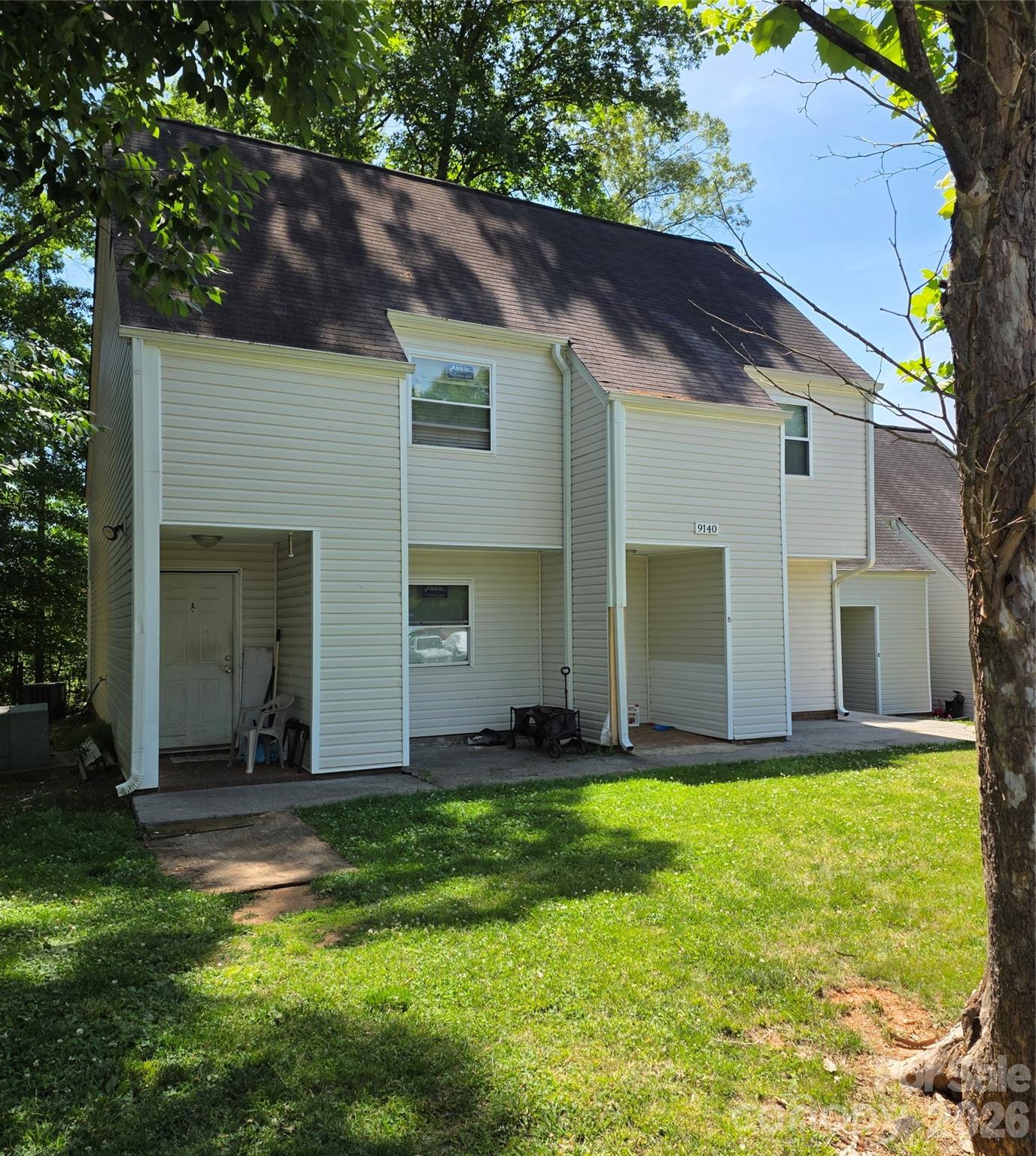Prime, occupied, investment end unit, ready to generate immediate income! This efficient 3 bedroom 2.5 half bath condo features convenient layout, highway access and retail shopping/entertainment all within minutes! Add this seamless addition to your real estate portfolio!