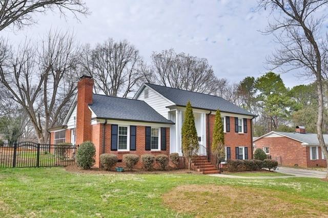 4Bed/2Bath SFH on a 100'x200' lot (almost half-acre site) in the desirable Barclay Downs neighborhood with excellent schools. Wood floors, new W/D (2022), new water heater (2022), new wood fence (2022), and gutters. Viking electric gate opens to an extended driveway for multiple vehicle parking.