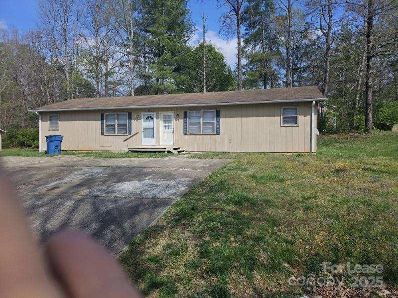 Newly remodeled and freshly painted 2 bedroom one bath duplex in Lenoir.
LVP in living room and kitchen.
Carpet in both bedrooms.
Move in ready!
Water/Sewer/ Trash paid by owner. Tenant responsible for power.