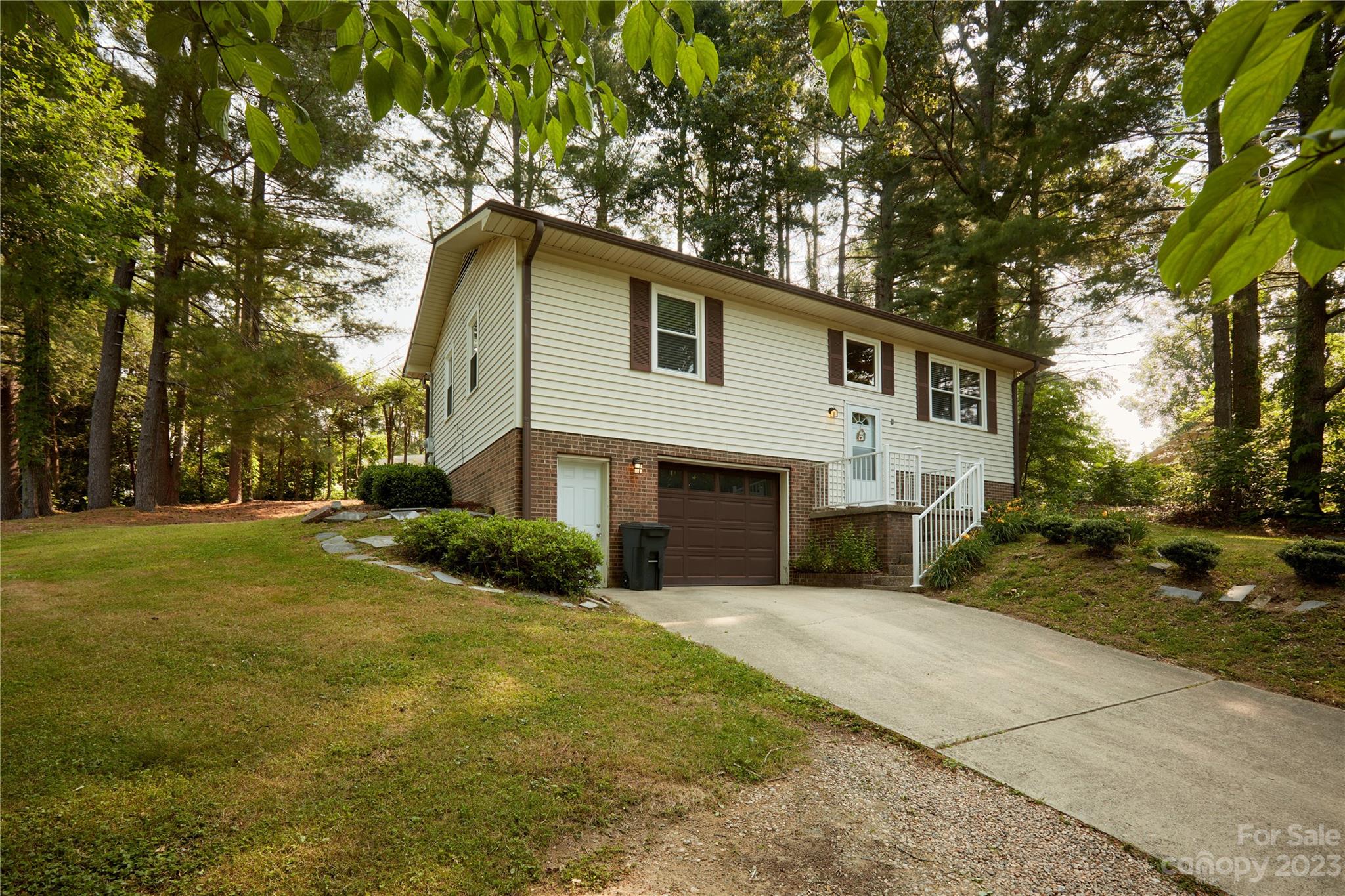 This sweet home is move in ready and conveniently located just minutes from downtown Hendersonville and I-26 in the established Windsor Hills neighborhood. The interior features a recently updated kitchen, new windows, a spacious bonus room in the lower level, and an oversized one car garage that has plenty of space for a workshop. The exterior has a brand new roof that was installed in May 2023, and the backyard space and screened in porch are ideal for relaxing or entertaining guests. Book your showing today!