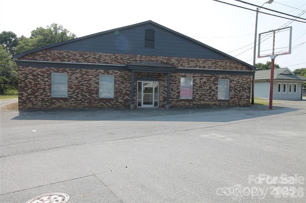 Great Buy! 4800 Sq Ft building available and zoned commercial. Building is equipped wit three phase power if needed. Many possible uses, Great visibility, less than 1 minute to I-85. Approximately 20 mins to the Airport and uptown Charlotte about 25 mins.