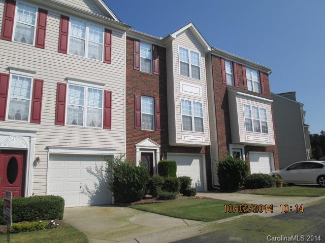 3 level townhouse with all bedrooms on the upper level.  The lower level has a bonus room and a 1/2 bath.