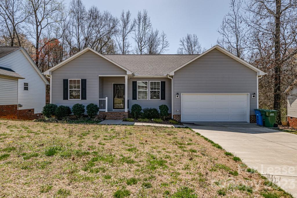 Gorgeous 3 bedroom ranch in the heart of Fort Mill. Totally updated kitchen and baths. All appliances provided. Beautiful deck backs up to wooded area for privacy!  Close to Anne Springs Greenway downtown restaurants and amazing Fort Mill schools!