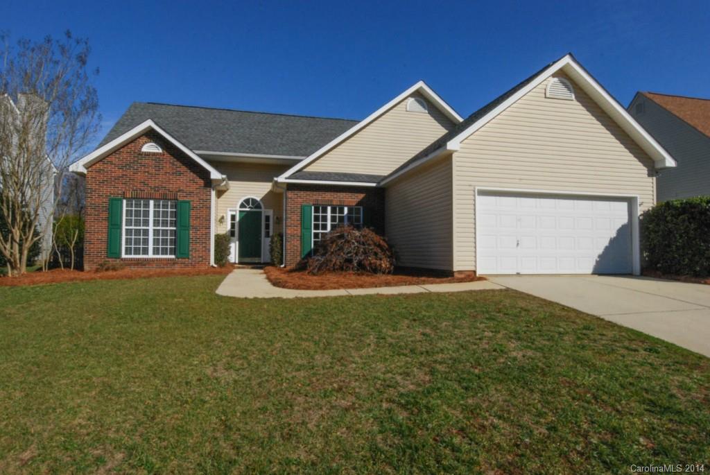Fabulous, open, split floorplan awaits you in this cul-de-sac home. Great Fort Mill neighborhood with walking trails and playgrounds! Move in ready with updated kitchen, including granite counters and 42" cabinets. Vaulted ceiling in family room opens to dining room and kitchen with breakfast area. Rear yard is fully fenced, flat and offers a lot of privacy. Fantastic location....convenient to shopping, highways and the Ballantyne area. Top rated Fort Mill schools.