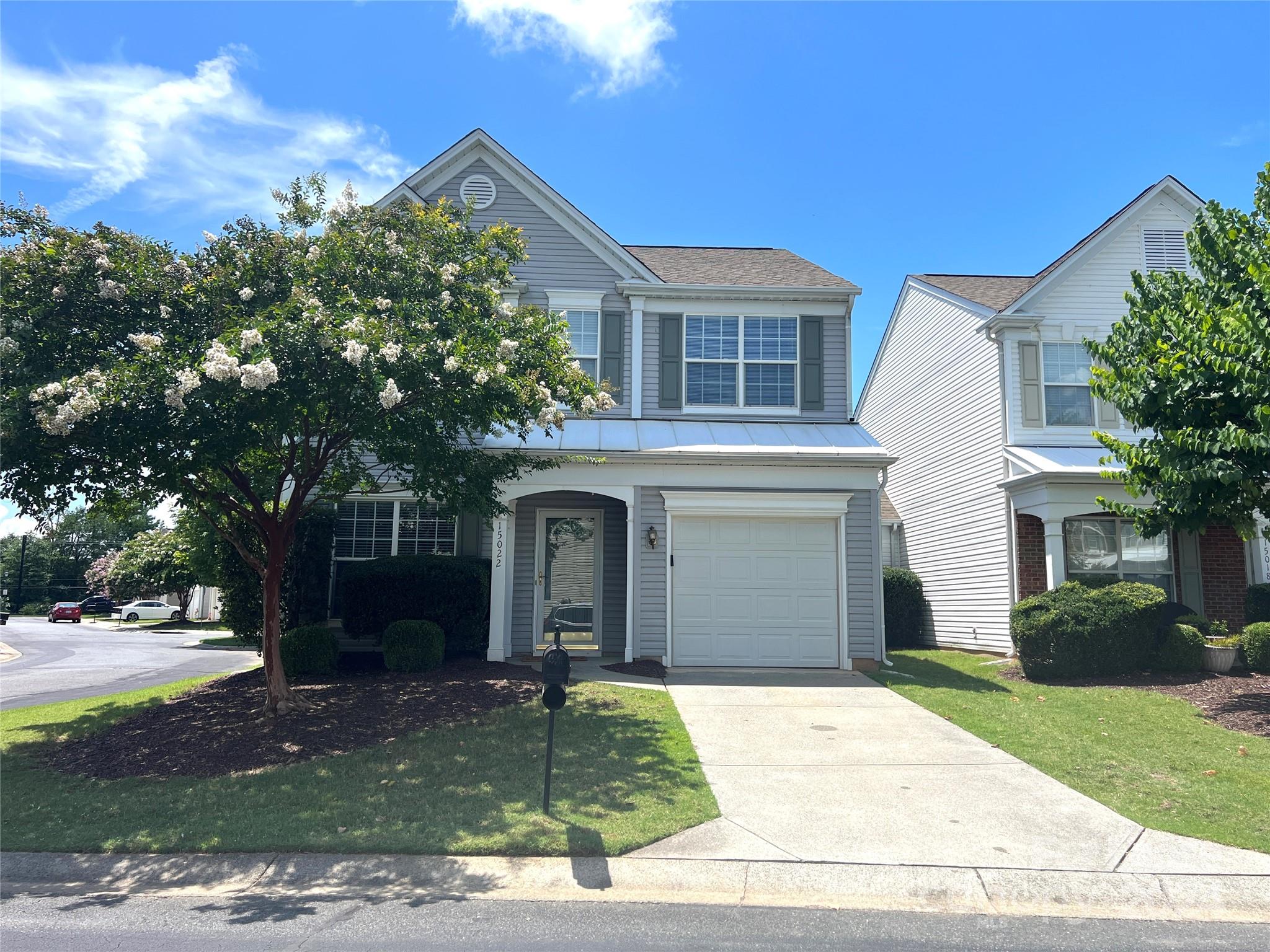 Discover the perfect blend of comfort and convenience in this stunning end-unit townhome in Ardrey Park. This property boasts fantastic floor plan featuring vaulted ceilings, spacious rooms, and a cozy fireplace.The main floor is adorned with elegant wood floors, enhancing the home's warm and inviting atmosphere. The master suite offers a luxurious escape with its spa-like glamour bath, complete with a garden tub, custom shower, and walk-in closet.
Enjoy the ease of access to I-485, shopping, and more. Schedule an appointment today to see this beautiful home for yourself. You won't be disappointed!