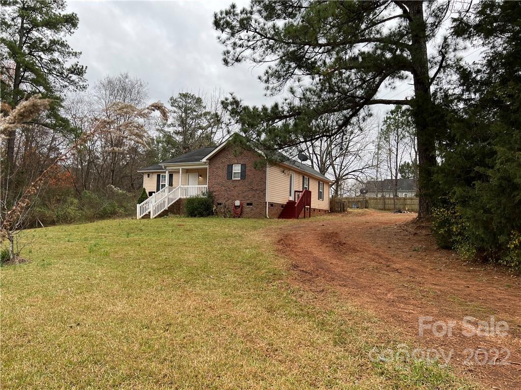 Cute house in a large lot. Huge detached garage/workshop, 30' x 80' !! It is a handyman's dream! Great for storage also. Easy access to the highway.
Come see it before it is gone