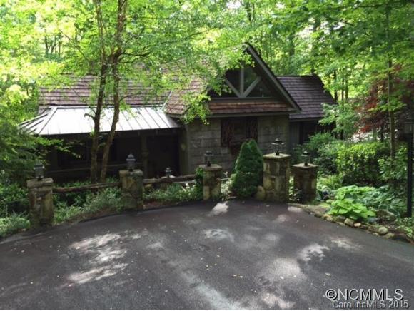Well appointed cabin in Burlingame. Great golf course views, expansive decks for entertaining. Mountain cabin feel throughout. Natural stream on the property. Kitchen has granite counter tops, breakfast bar. wood floors throughout. Cabin decor makes you feel right at home in the mountains.