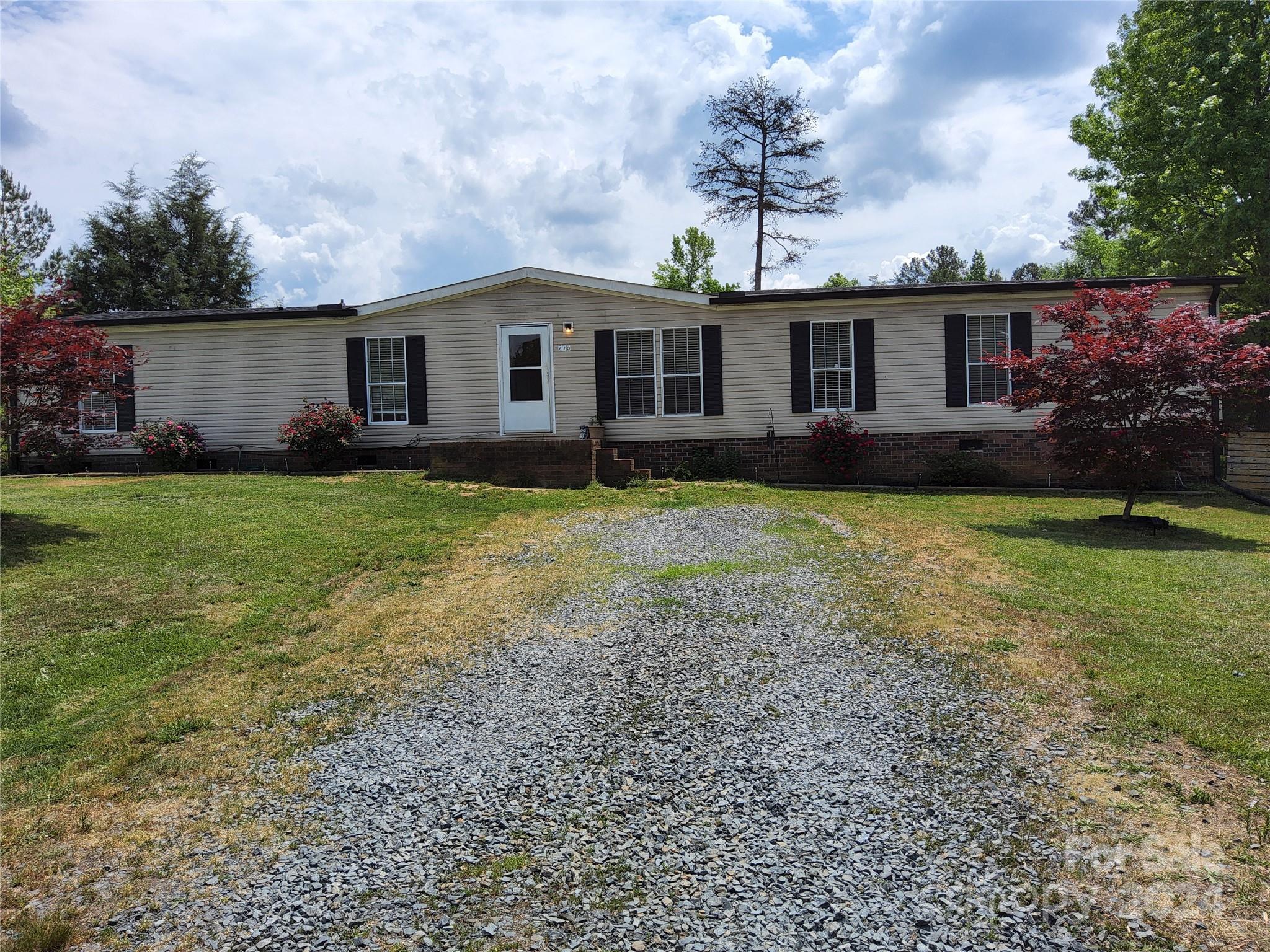 Beautiful 4 bedroom 2.5 bath home. If your looking for plenty of space look no farther. Features Large living room and huge den. Nice open kitchen with dining room. Master bedroom with retreat for baby or office space. Located in a Cul-de-sac. Fenced in back yard. Roof is only 1 year old. HVAC IS 9 Years old.