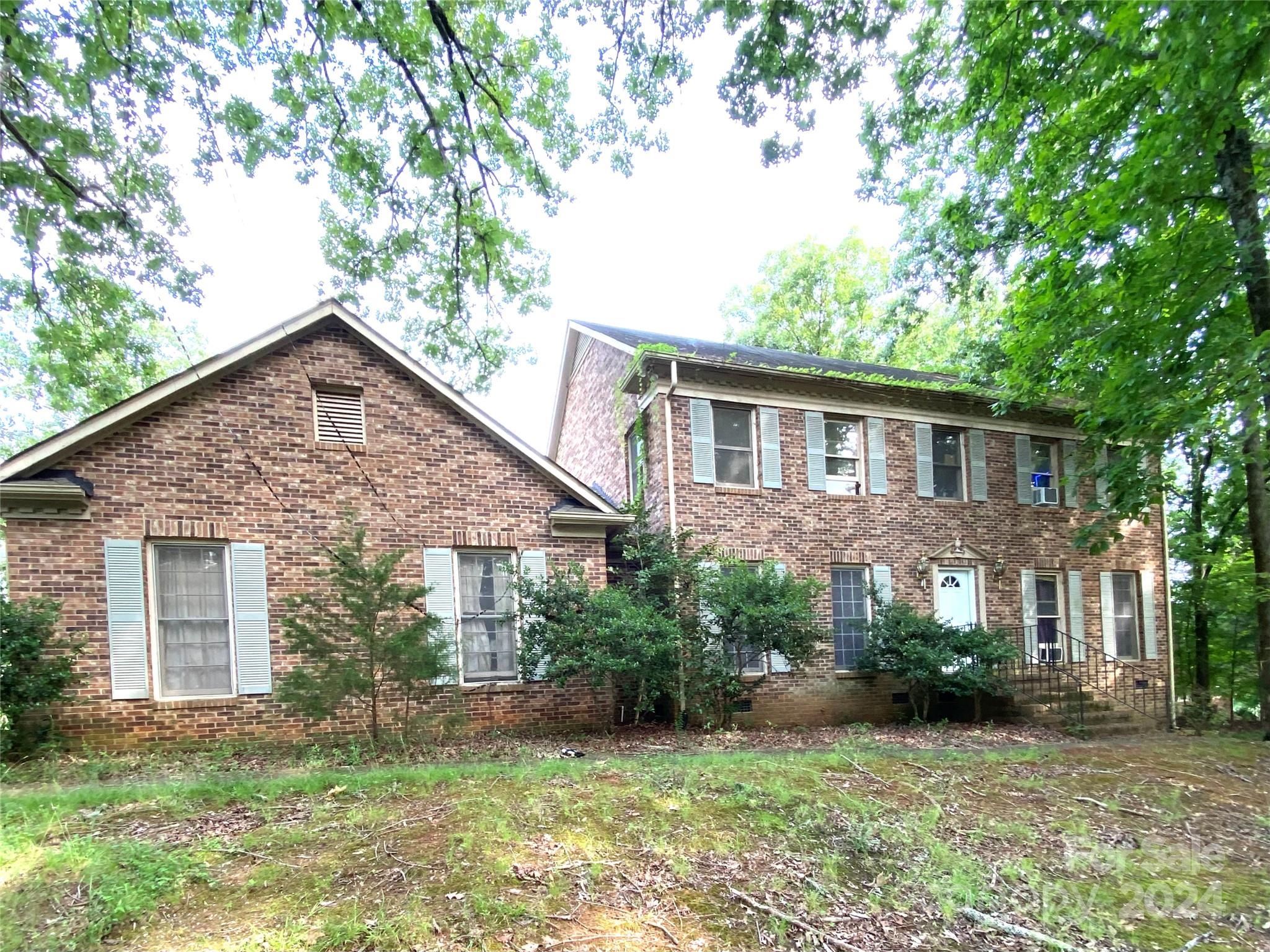 Beautiful 2-story brick house in Rock Hill, SC's premier Devonshire neighborhood offers a rare opportunity for a savvy buyer. With 3bdrms, dining, flex room & 2.5baths, the property boasts ample living & entertaining space. Primary bdrm has dbl vanity, walk-in shower, soaking tub, closet, & 12x10 extra room. The brick exterior facade exudes classic sophistication, while the interior awaits your personal touch. Features -3generous sized bdrms w/lots of natural light -2.5baths, perfect for a growing family or guests -2stories of living space, ideal for a multi-gen household -Expansive .6 acre lot, providing privacy & outdoor space -Inground pool, perfect for summer days & outdoor entertaining -Cozy woodburning fireplace for winter nights -Low HOA fees, making ownership a breeze -Tremendous ROI potential With some TLC, this house can shine like new, making it an incredible opportunity for investors, families, or anyone seeking a dream home in a prime location. This property is sold as-is.