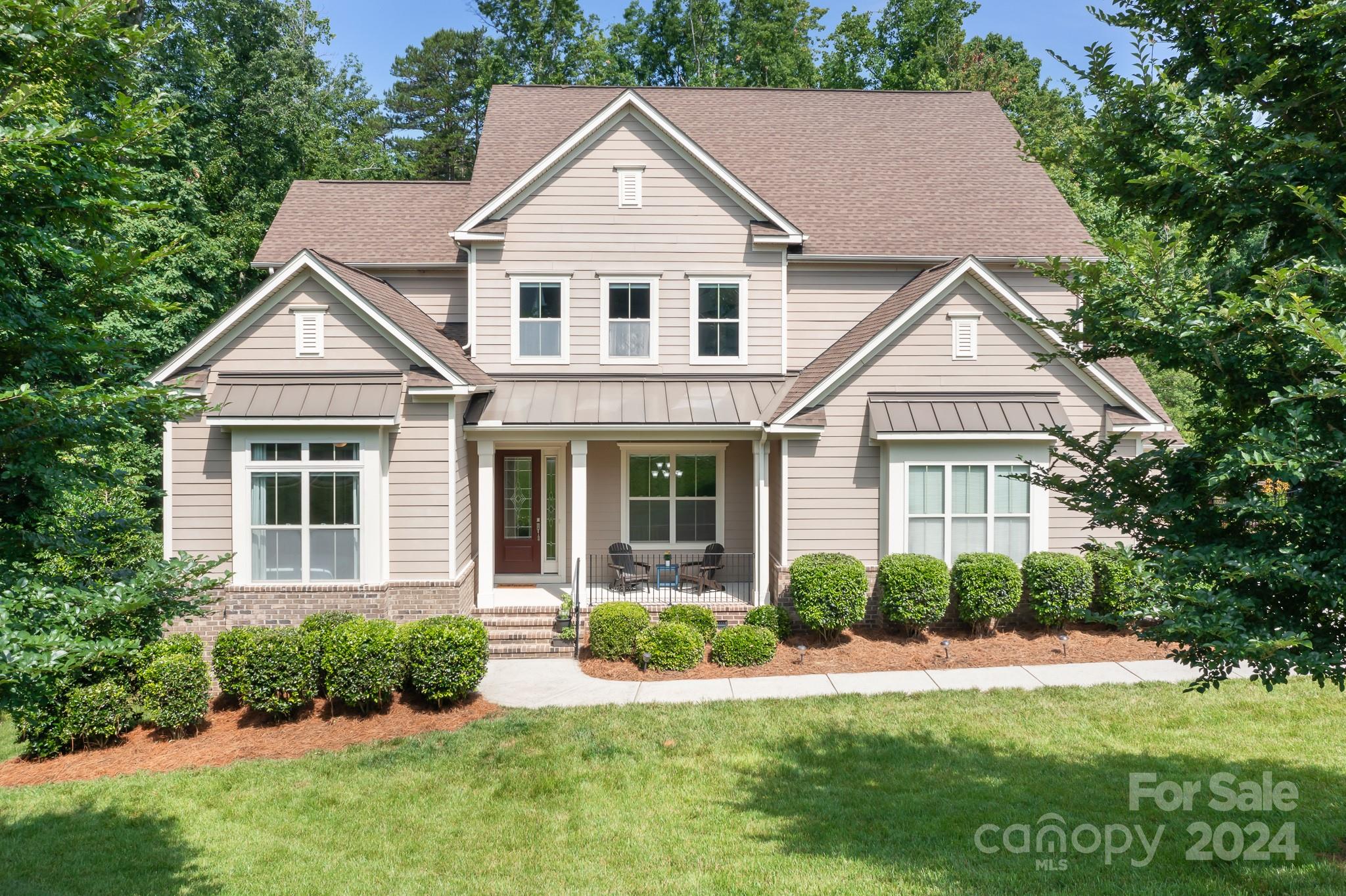 What an opportunity to be nestled in the highly coveted community of The Forest at Fort Mill, with a spacious, flowing open layout tailor-made for entertaining. The main level boasts a convenient guest suite, while a transformed flex space now serves as a huge wet bar positioned for easy access to the living room with fireplace & outdoor decks. The kitchen is a culinary dream, featuring a huge granite island & large dining area. Convenient butler's pantry & drop zone flow into the dining room. Upstairs, enjoy a loft with endless possibilities & indulge in the large primary suite with dual full-entry closets & en-suite bath. The backyard is a truly private retreat, with an outdoor entertaining that spans 3 levels & features a wonderful screened-in porch, a lower deck perfect for grilling, & a great outdoor fire pit patio. Room for a pool. 3 car garage, storage. Favorable SC taxes and close to Anne Springs Greenway, downtown Fort Mill - plus easy access to Charlotte, I-77.