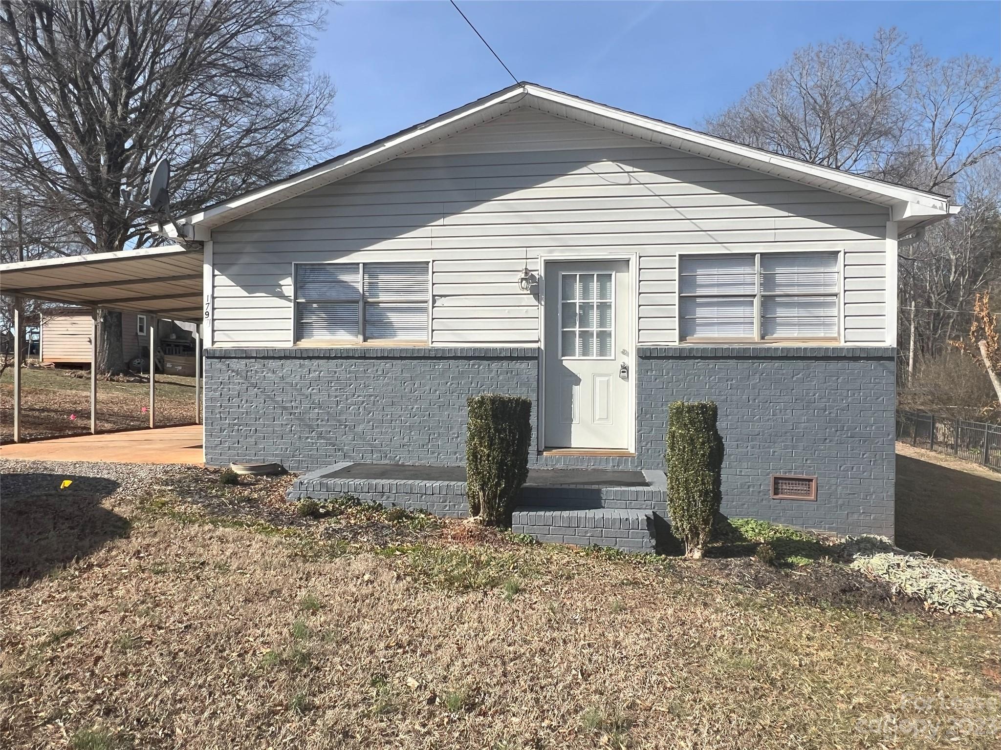 Nicely updated 3 bedroom 1 bath home on a mature street. Light, bright and neutral interior paint and  flooring. Brand new appliances including a washer and dryer which are their for convenience. Move in ready home. 
Currently there is not a water line for the refrigerator. 
Mandatory Resident Benefits Package is an additional $25/mo and offers many great benefits (air filter delivery service, 24/7 maintenance, maintenance reimbursement for unintended charges/lock outs, credit building, rewards program, utility connection concierge, and more!)