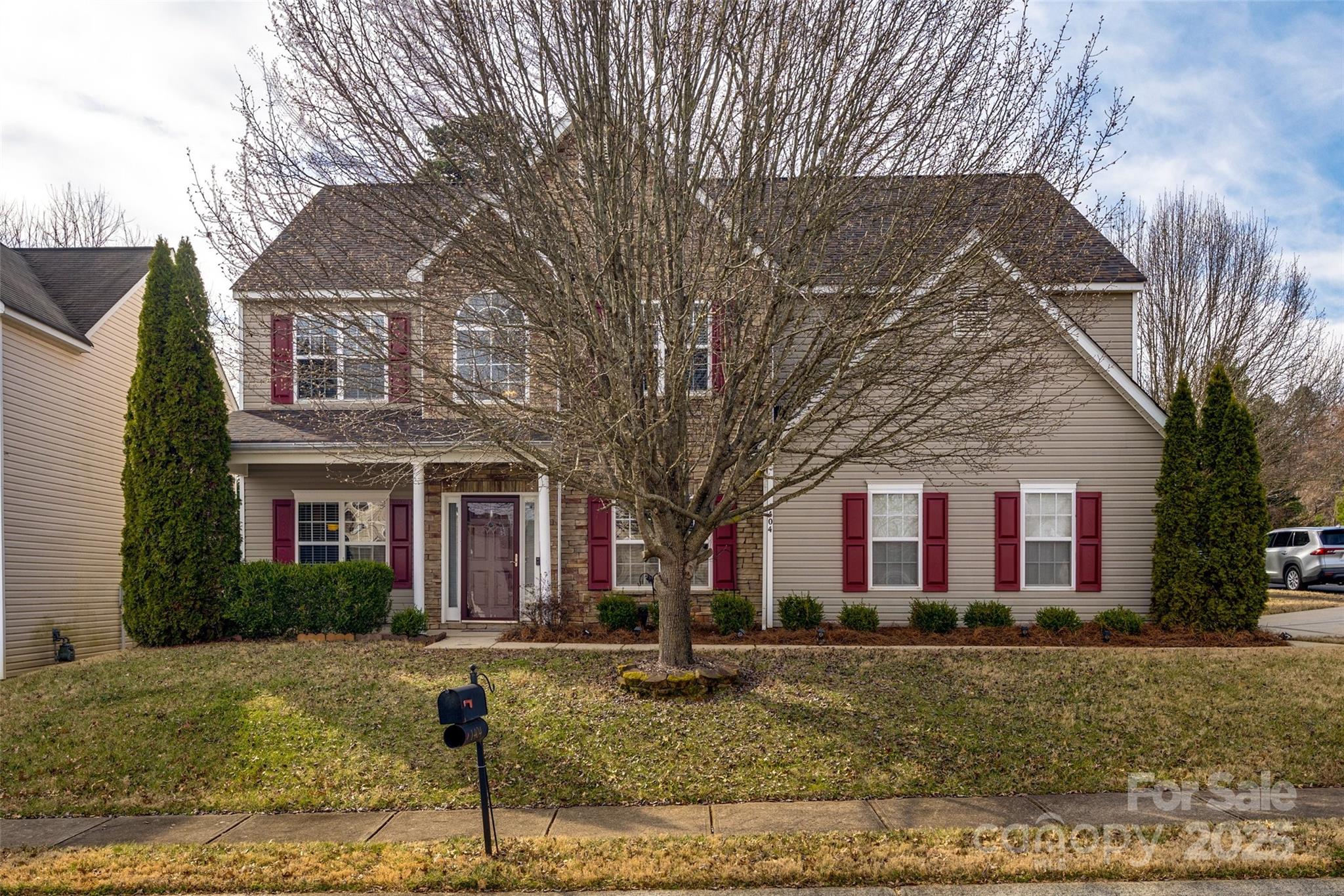 Welcome to 1404 Peachcroft Road, a charming home located on a corner lot in a Peachtree Estates, approximately 10 minutes from Uptown Charlotte, I-77, I-85 and I-485. The open floor plan features laminate flooring throughout the downstairs, with a spacious dining room, office, and versatile flex space perfect for your needs. The kitchen features stainless steel appliances and ample countertop and cabinet space. Upstairs, you’ll find a large primary bedroom with an en-suite bath that includes dual vanities, a separate tub and shower, and a walk-in closet. Three additional bedrooms and a bonus room offer plenty of space. This home offers both comfort and convenience, making it the ideal place to call home.