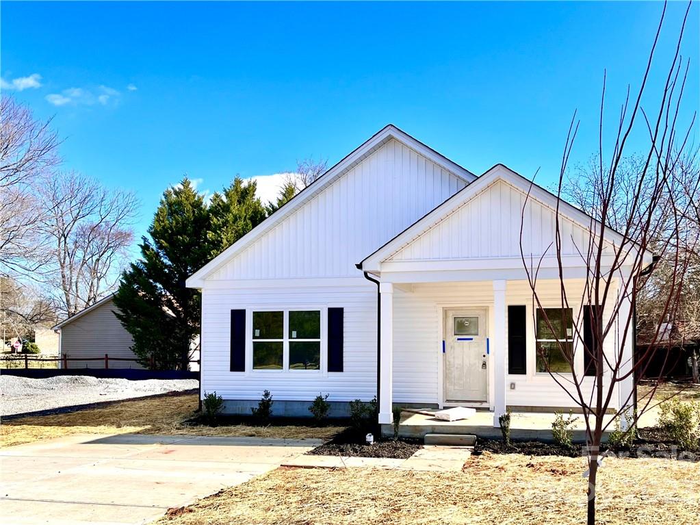Amazing opportunity for the savvy home buyer! This cute home comes with a full builder warranty for worry free ownership. The back yard is huge and will be fenced in with a beautiful wood privacy fence. Corner lot on 1565 Crawford Rd also comes with the property! This lot has been approved for home building, so get creative! Could be a rental, an airbnb, a mother in law suite, whatever! The seller is also excited to work with buyers to provide a much more affordable monthly payment option - Ask about our mortgage rate buy down assistance program with one of our preferred lenders! If you are on the fence about buying a home, your search is over. Join the rush to get into Rock Hill as it grows and expands.