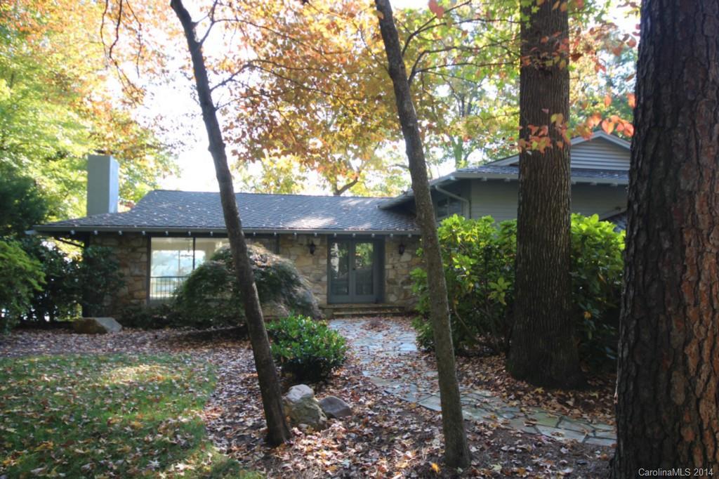 MAGNIFICENT MAIN CHANNEL WATERFRONT IN PRIVATE GATED COMMUNITY. GREAT FLOOR PLAN. SPACIOUS MASTER BEDROOM SUITE IS ONLY A FEW STEPS UP WITH WONDERFUL VIEWS. DOWN STAIRS HAS COZY DEN WITH FIREPLACE AND BUILT-INS. GUEST BEDROOM IS DOWN STAIRS.  HOME IS READY FOR YOUR CUSTOM UPDATES AND PRICE IS REFLECTIVE OF THAT. FULL IRRIGATION FROM LAKE. 50 YEAR ARCHITECTURAL SHINGLES. LARGE SEPARATE GARAGE WORKSHOP.  LOCATED IN MOST DESIRABLE SECTION OF RIVER HILLS WITH COUNTRY CLUB,WALKING TRAILS, ETC.