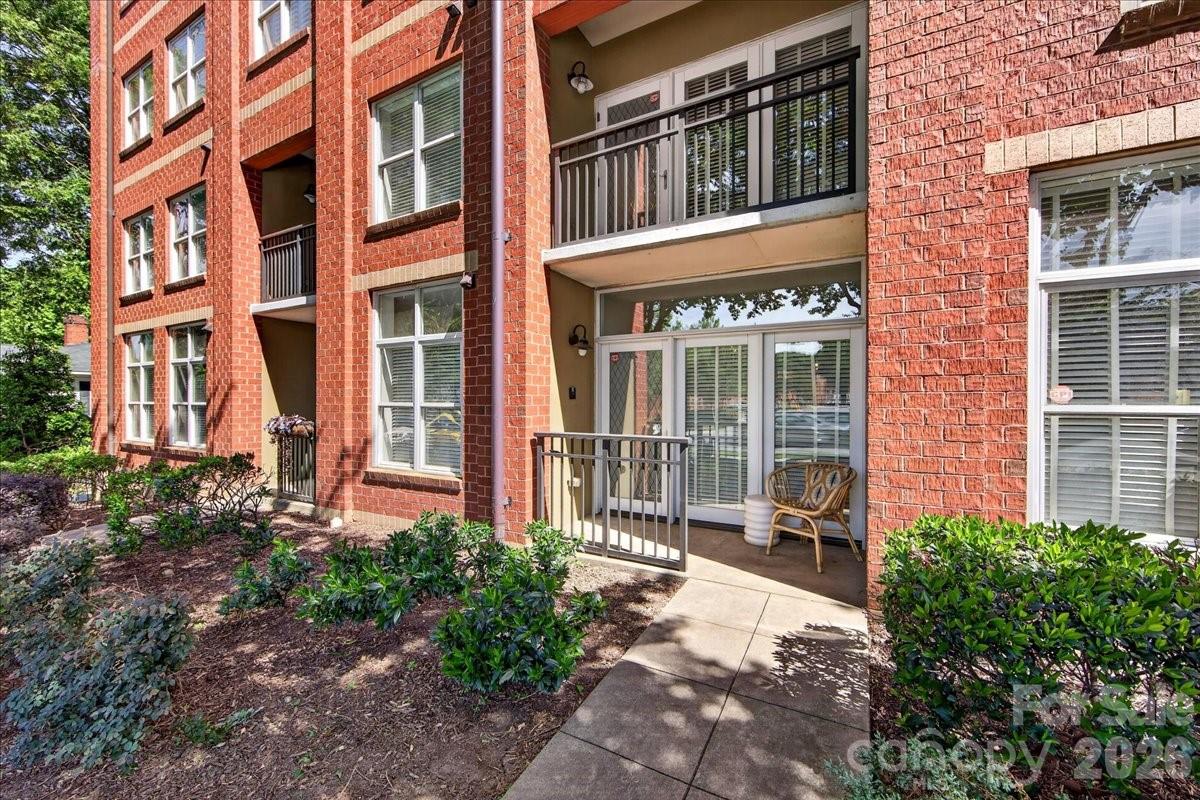Enjoy convenient city living in the heart of Dilworth! This move-in ready 2-bedroom, 2.5-bath condo has been fully updated and offers the rare advantage of a ground-level unit with direct outdoor access—perfect for guests and walking to nearby restaurants, coffee shops, boutiques, and more. The main level features an open-concept layout seamlessly connecting the living, dining, and kitchen areas; ideal for everyday living and entertaining. Recent updates include fresh interior paint, brand-new LVP flooring, bright quartz countertops, and fresh lighting. Upstairs, you’ll find a full-size laundry room and a spacious secondary bedroom with a dedicated hall bath. Then move into the primary suite that is filled with natural light from a private balcony and features an expansive en-suite bath complete with a walk-in shower and dual vanity. Beyond the home, enjoy community amenities including a fitness center, secure package room, and rooftop terrace. This home offers both comfort and convenience in one of Charlotte’s most desirable neighborhoods.