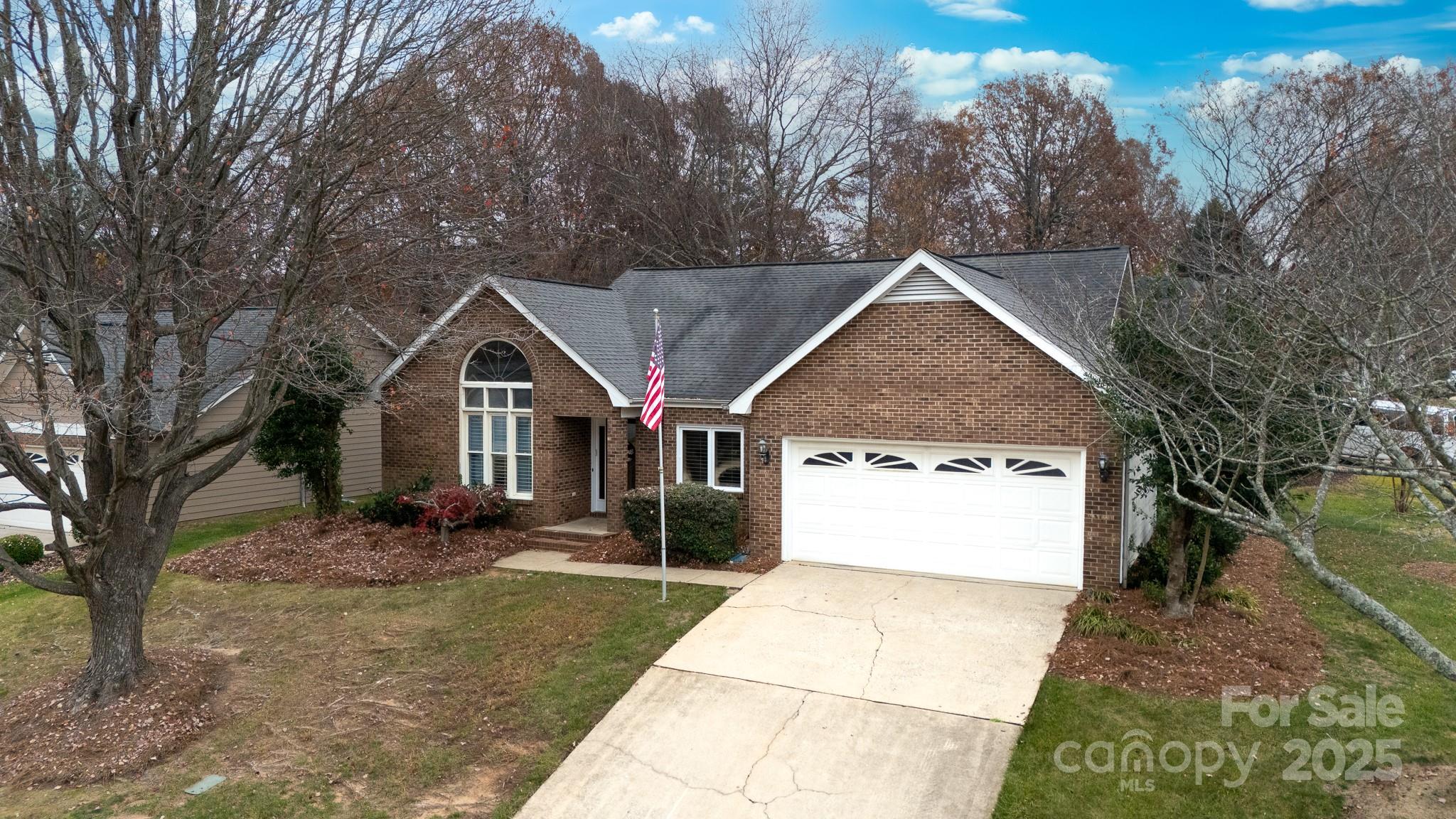 Desireable Riverwood Plantation Community near Martha Rivers Park, Harris Teeter and more.... this one level home is perfect for the first time home buyer w/ budgets in mind or the downsizer needing one level and convenience. Home has a lot of natural light in the large  great room with fireplace. Entertaining is easy with the back yard patio right off the kitchen....perfect for relaxing or grilling. This home is ready for your personal touches and to enjoy Riverwood Plantation's low annual HOA,  clubhouse, pool, and walkable community!
