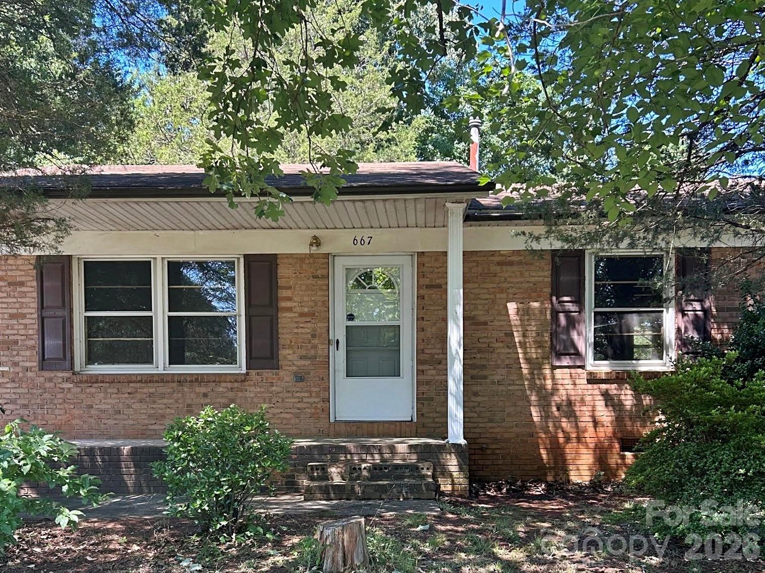 3 bedroom, 1 bathroom home available in Gastonia. Built in 1978. Nice private backyard with property backing up to trees. Home is only a few houses down from the end of the street that dead ends, so no thru traffic. Located less than 10 miles from Crowders Mountain State Park. Conveniently located close to US-74 and I-85 makes commuting a breeze. Approx. 20 miles to Charlotte Douglas International Airport and approx. 30 miles to downtown Charlotte. See Agent Remarks.