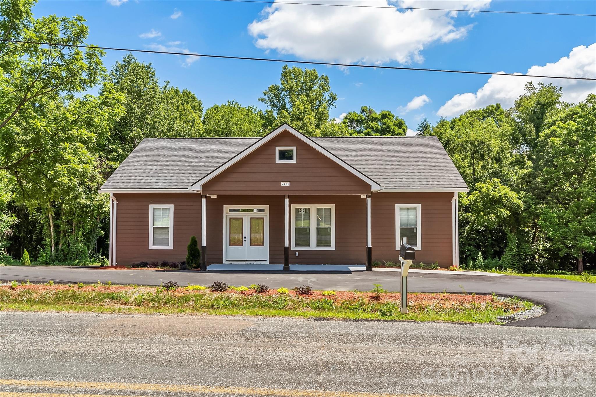 Beautiful new construction home featuring custom finishes, a gorgeous open floor plan, and a huge mudroom with plenty of storage and functionality. This never-lived-in home offers spacious living areas, modern design touches throughout, and a comfortable flow perfect for everyday living or entertaining. Located in a peaceful neighborhood with convenient access to schools, shopping, dining, and parks. Motivated seller!