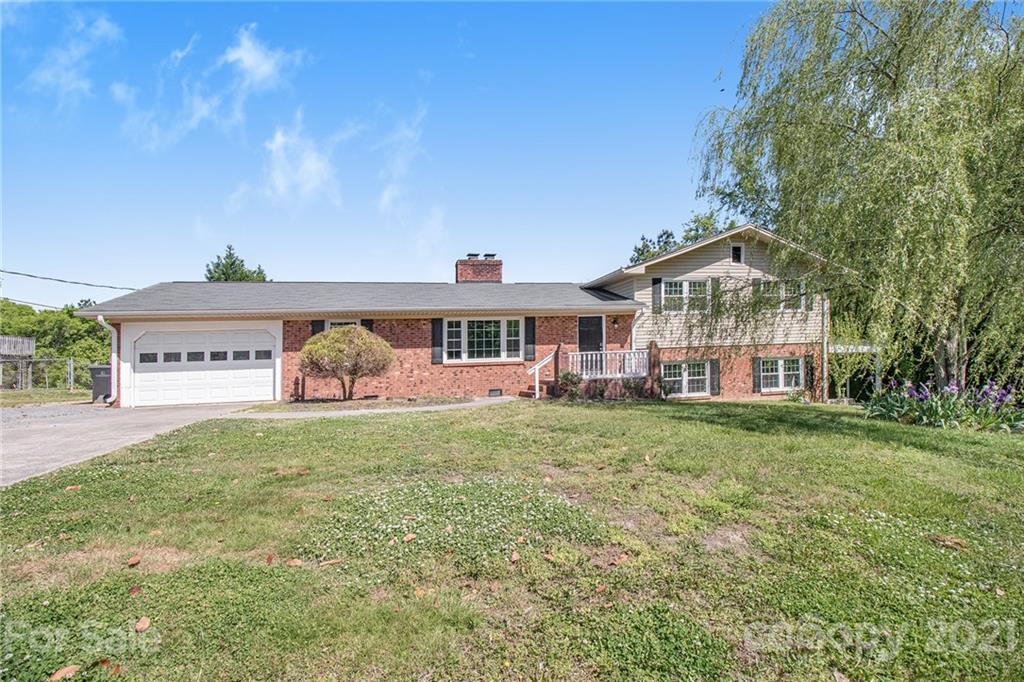 This Kannapolis home offers an in-ground pool and a one-car garage.
This home has been virtually staged to illustrate its potential.