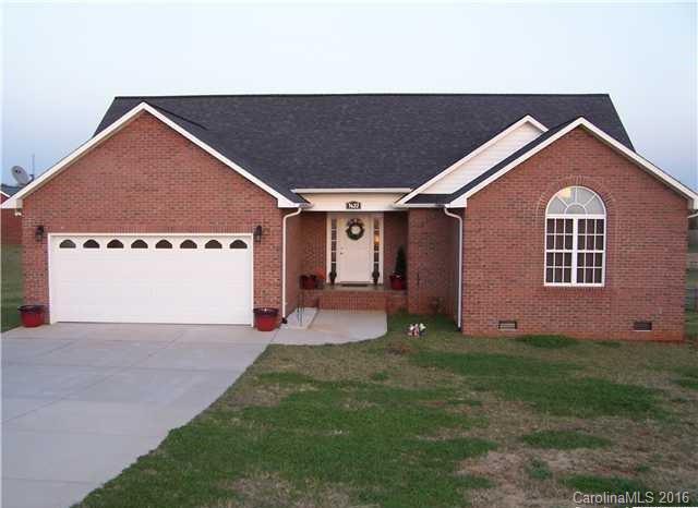 Beautiful 3bedroom bath home with open floor plan, Living room boast of vaulted ceiling, hardwood floors and crown molding, Kitchen features hardwood floors, stainless steel appliances, oak cabinets and ceramic tile back splash, dining area opens to kitchen and living room. Huge walk-in closet in Master bedroom, master bath has jetted tub, sep. shower and tile flooring. Mls#3229106