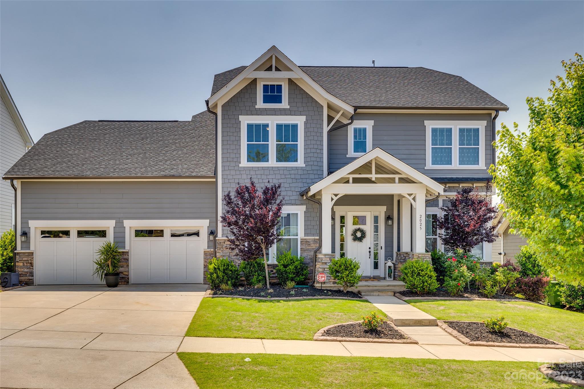 Masons Bend – Fort Mill, a community rich in amenities!! This outstanding property offers 4 beds and 2.5 baths and a host of high-end features. The well-appointed kitchen features quartz countertops, a center island with a breakfast bar, stainless steel appliances, a gas stove-top, wall oven/microwave combo, a butler’s pantry & walk-in pantry. Main level also has a Dining Room with custom accent wall, Great Room with Gas Fireplace & a study/flex room. Upstairs is the luxurious owner’s suite featuring a large walk-in closet, quartz counters in the bathroom, a soaking tub & sleek shower stall. Three secondary bedrooms share one full bathroom. Step outside onto the large covered patio boasting a stone-surround fireplace, fenced backyard, and in-ground irrigation system. Community amenities include, a community center & pool, walking trails, pocket parks, and sidewalks, and is only a walk or golf cart ride to Kings Town Elementary School.