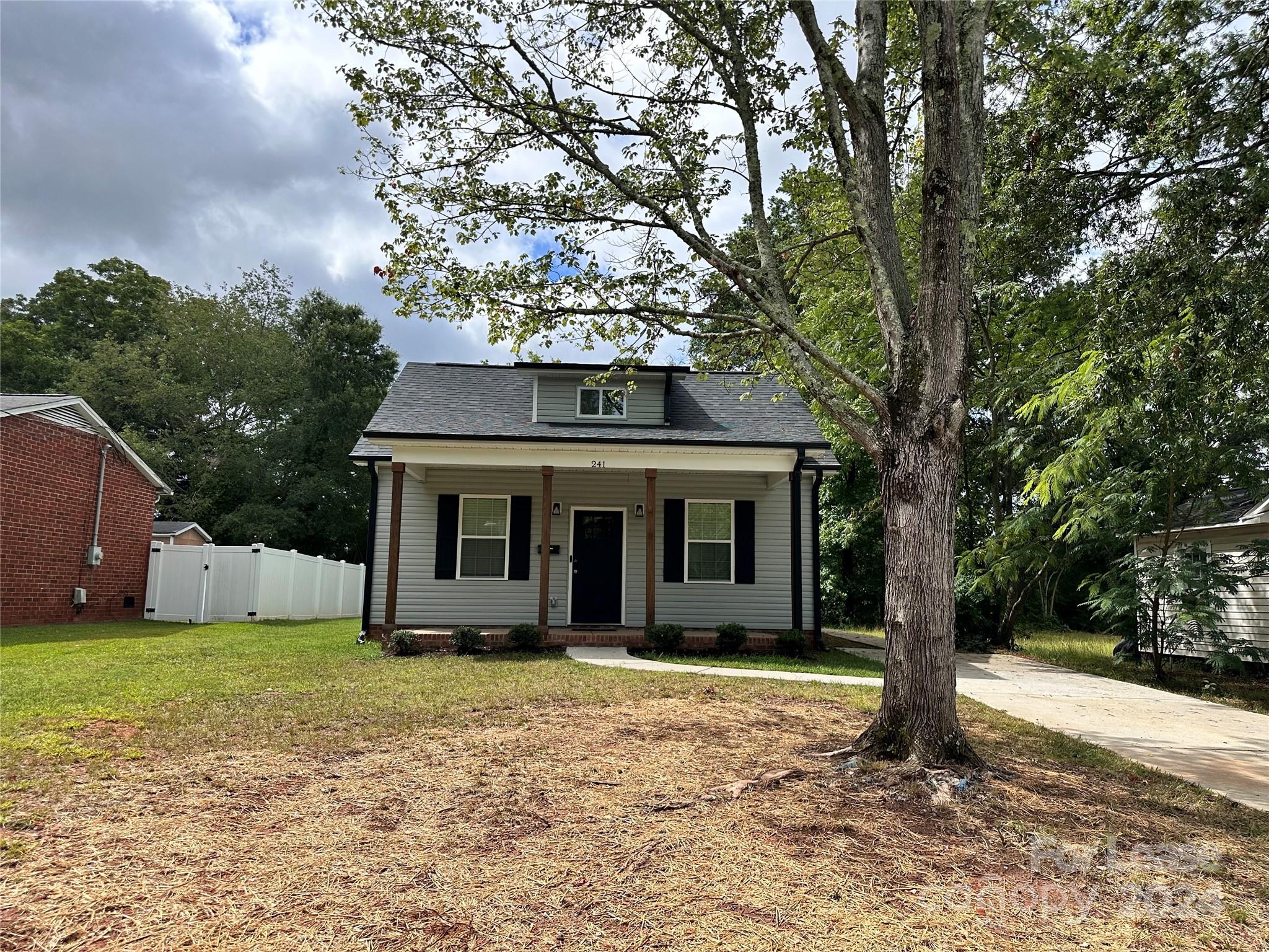 Very Cute House Located Close to Winthrop University and Local Restaurants, 3 Bedrooms, 2 Full Bathrooms, Living Room, Eat In Kitchen with Range, Refrigerator, Dishwasher & Microwave. Laundry Area with Washer & Dryer.
Nice size yard with Front porch.
No Smoking/No Vaping, No Pets. Maximum Occupants 4.
Available NOW for viewing by key sign out from our office Monday-Friday from 9am-4pm, except Holidays. Keys to be returned by 5pm same day. Requires $20 refundable deposit.