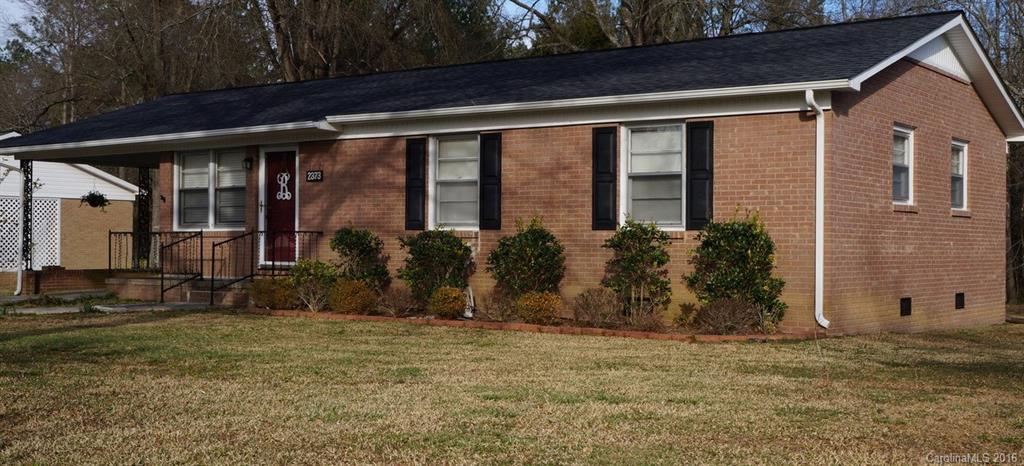 COZY COUNTRY HOME! This AWESOME 3br,1.5bath all brick home is in excellent condition. It offers a spacious flat lot with mature trees and landscaping. The kitchen has tons of cabinets space with a roomy and updated feel.
One walk through this property will show the true care that this home has had over the years. The HVAC and architectural roof are also newer to the home. Ample storage in the sizable laundry and utility room for all of the common household needs.