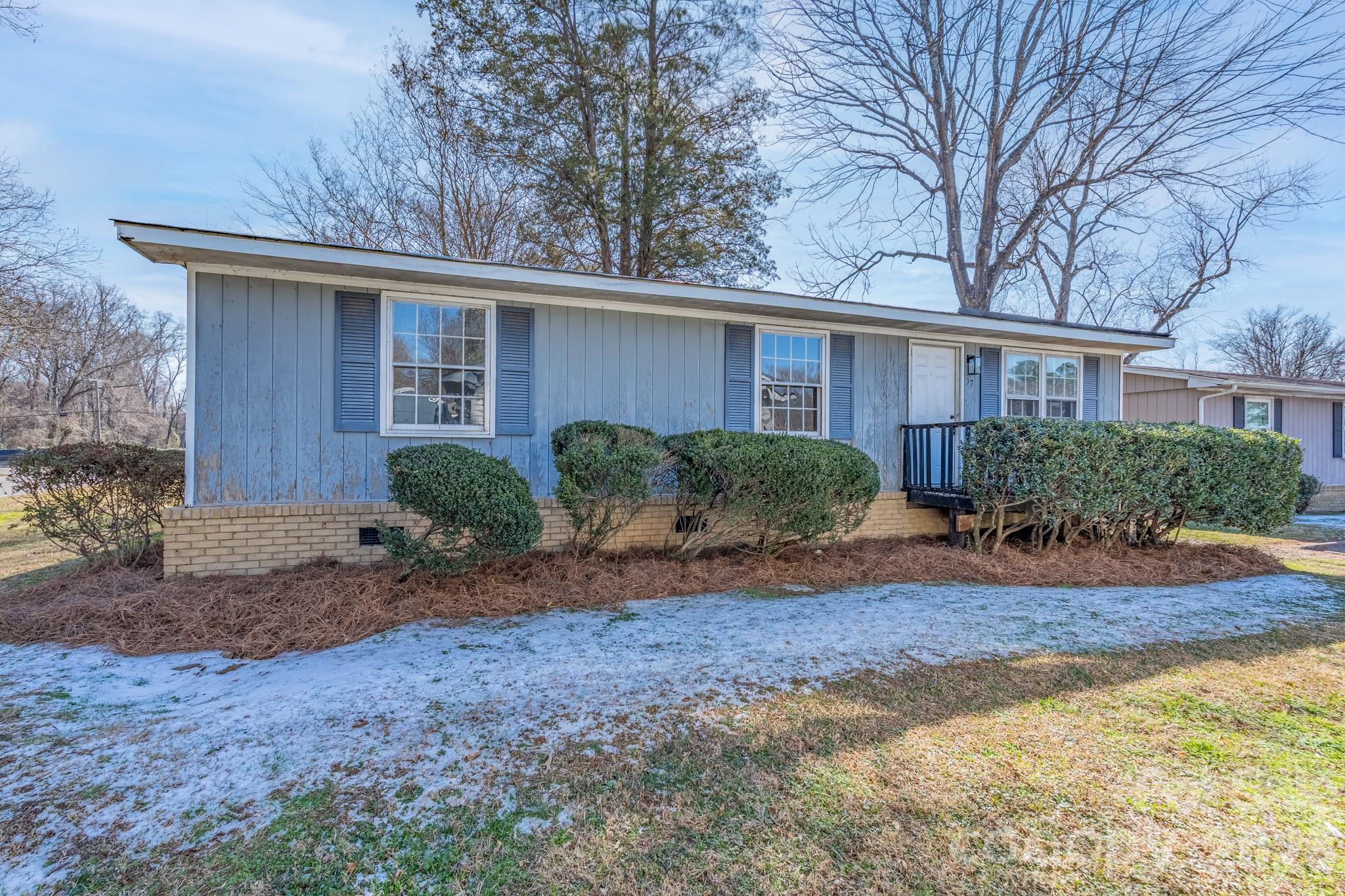 Updated and move-in  Ready Home in a very convenient location to I-77 and shopping. The open floor plan features a kitchen with large window and sliding door which floods the space with natural light. The Primary bedroom has it's own private bath. 2 additional generously sized bedrooms and hall bath make this home super functional for everyone.  The HOA includes law maintenance. No need for a lawn mower here.