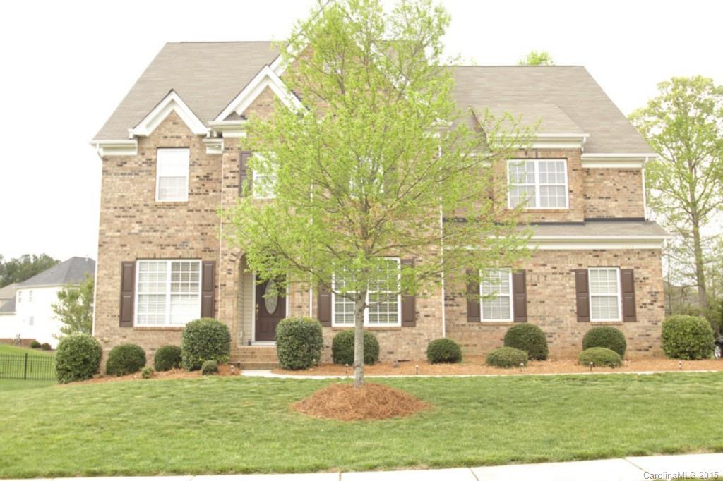 Beautiful brick home situated on 1/3 acre lot with a 2-car
sideload garage, arched entryway, deck and spacious
backyard! The roomy floor plan offers great
overhead lighting, unique accent features and a third floor
with the flexibility to make it your own. The great room and
kitchen are perfect for entertaining, and you’ll love the
large bonus room and stunning master suite!
- Great room with fireplace and media niche
- Stainless steel appliances with counter bar