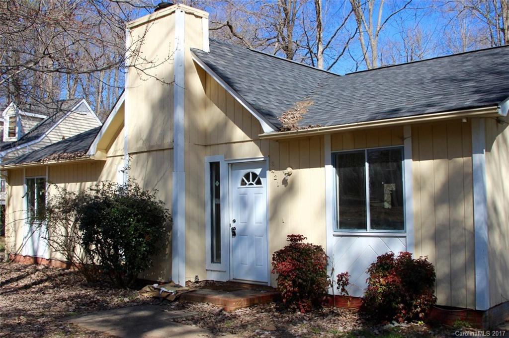 Transitional split bedroom ranch style home.  Open floor plan with vaulted ceilings.  Spacious Master bedroom, large kitchen that opens to greta room complete with a separate laundry area and large deck for outdoor grilling and entertaining.  Quiet established neighborhood, minutes to grocery shopping, Mathews and Uptown. 
Perfect starter home