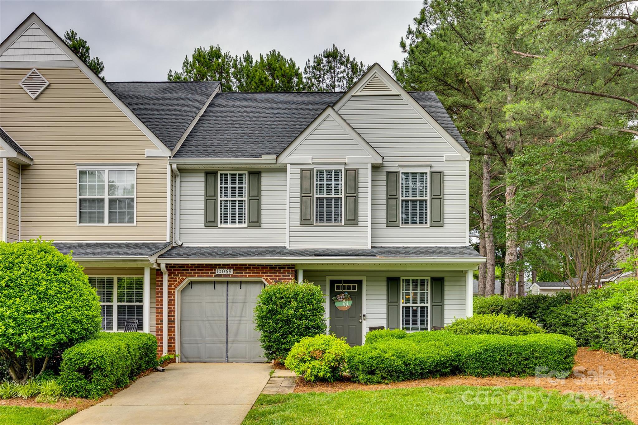 Located in University Heights/Townes, a planned community with a community pool and offers a highly sought after Master on Main and very desirable end unit. Laminate wood floors on the main floor and the kitchen showcases a beautiful tile back-splash. Located near plenty of shops, restaurants, entertainment and UNCC with easy access to I-485.