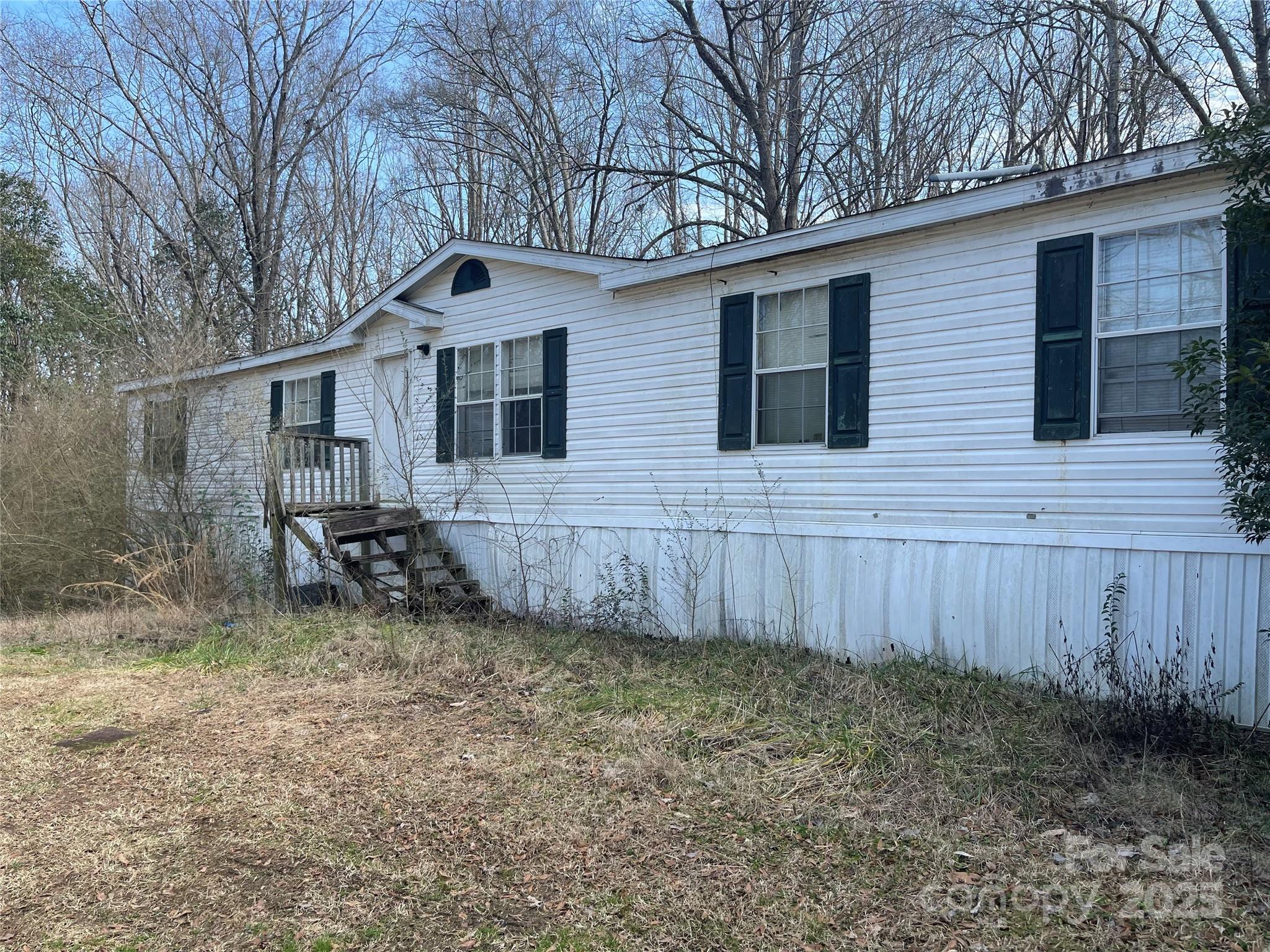 Back on the market Investment Opportunity: 4-Bed, 3-Bath Manufactured Home in Lancaster, SC – 1,872 Sq Ft
This spacious 4-bedroom, 3-bath manufactured home offers 1,872 sq ft of living space, making it an ideal investment. Located in quiet Lancaster, SC, it features a large living area, a well-sized kitchen, and roomy bedrooms, including a master suite with an en-suite bath. With plenty of potential for renovation or rental, this property is perfect for investors looking to expand their portfolio. Don’t miss out on this opportunity!