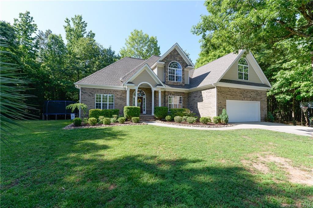 Great open floor plan with master down. Formal dining. 2 story den. Large kitchen with new porcelain tiles. Hardwood flooring. Lots of moldings and wainscoting. Great private lot tucked away at end of cul-de-sac. Surrounded by woods.