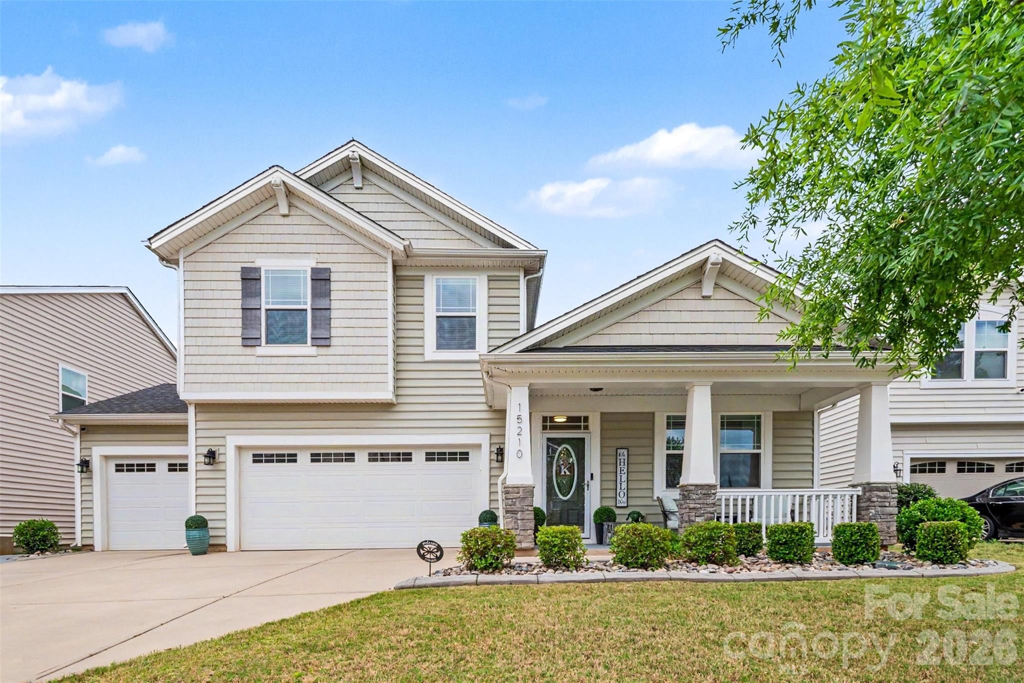 Beautiful Home in a great location, offers 4 bedrooms, 3 full baths & 1 half bath. Featuring a 3-Car Garage, Formal Living Room & Owner's suite down. Kitchen has an island, gas cooktop, double ovens, spacious walk-in pantry, stainless steel appliances, granite countertops and is an open floorplan with a family room and a dining area. The upstairs has a guest suite with a bathroom besides the other 2 bedrooms and a full bath. Huge loft area perfect for entertaining, second family room or office.  The backyard is fully fence and landscaped with an extended concrete patio and screened porch. Close to Lake Wylie, shopping and Carowinds Park. Don't miss the opportunity to own this Gorgeous home.
When using the sellers Preferred Lender, there are potential interest rates available as low as 5.375% and additional rebates and lender credits available thru September.