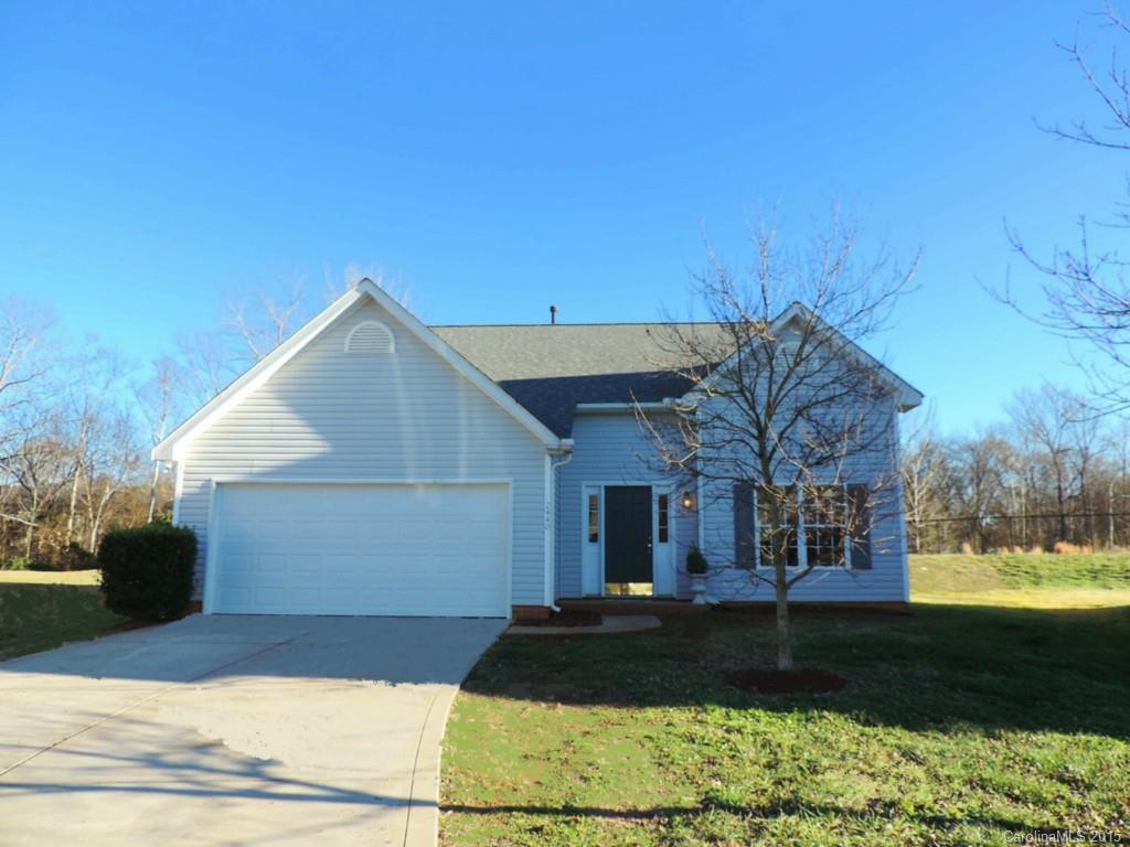 STUNNING! Describes This Remodeled Beauty in Fantastic Location & Community on Cul de sac Lot!NO Homes Behind!5 Bds,3.1 Bths-WOW!!Lge Master Suite w/Huge Walk-in, Mstr Bth w/Dual Sinks, Gdn Tub & Sep Stall Shower.Beautiful New Flooring,Brand New Appl,New Lighting,New Garage Door w/opener.Fresh Paint Thruout,Powerwashed, Great Access to I-77. Backs up to Greenspace.What More Can I Say.Bring Your Checkbook!