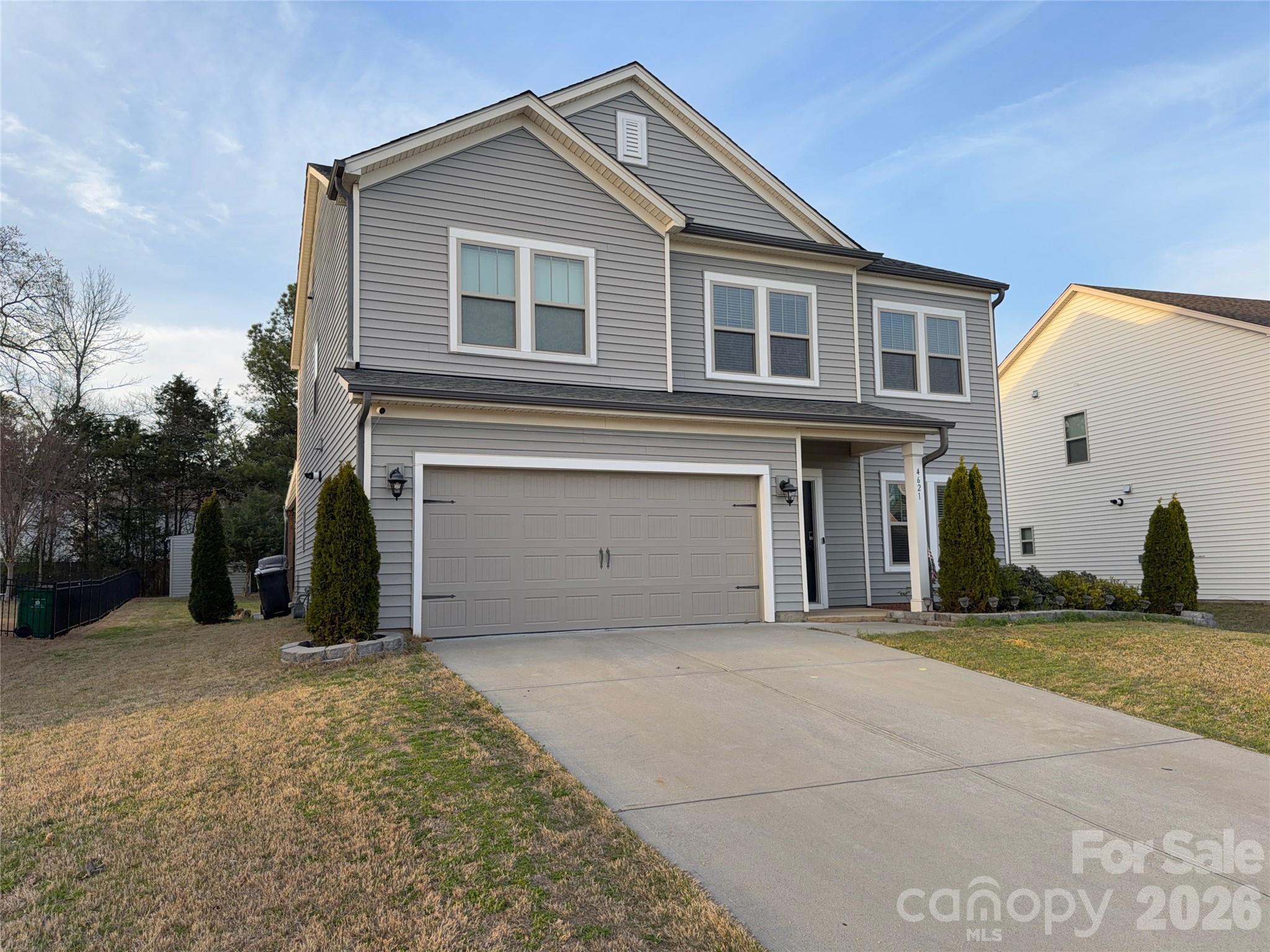 Gorgeous home in Haywyck Meadows. Plenty of space inside and outside. Stainless steel appliances with plenty of space and white cabinets and granite countertops. Big master bedroom with walk in closet. Great community with sidewalks and pool. Ready to move in and easy to show