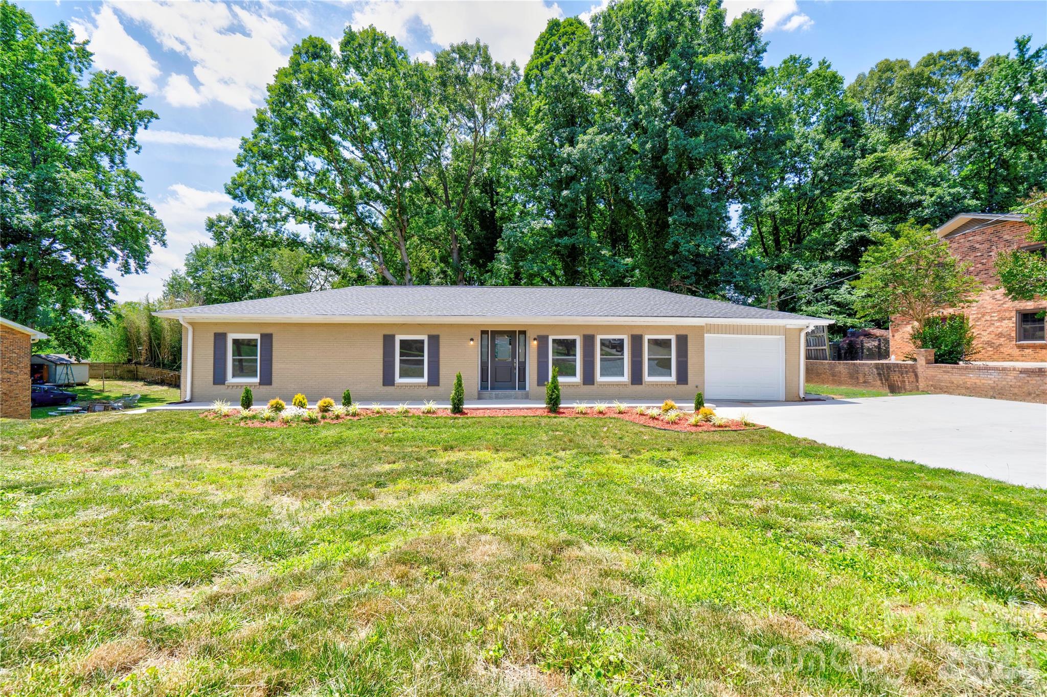 COME AND SEE THIS BEAUTIFULLY RENOVATED BRICK HOUSE !!. 

 4 BEDROOMS, 3 FULL BATHROOMS WITH FULLY FINISHED BASEMENT.
 NO HOA !! 

THE LIVING ,DINING & KITCHEN ARE A BEAUTIFUL GENEROUS OPEN AREA . 
THE FLOORS ARE LVP, CENTER ISLAND WITH GRANITE COUNTERTOPS.

THE BASEMENT HAS A LARGE OPEN AREA IDEAL FOR A GAME ROOM/SECOND LIVING ROOM, 
A FULL BATHROOM, 
1 BEDROOM, 
A FLEX ROOM /OFFICE AND HAS ACCESS TO THE BACK YARD/GARDEN THROUGH A LARGE SLIDING GLASS DOOR (IDEAL FOR BARBECUE/FIRE PIT AREA).


 EASY TO SHOW!