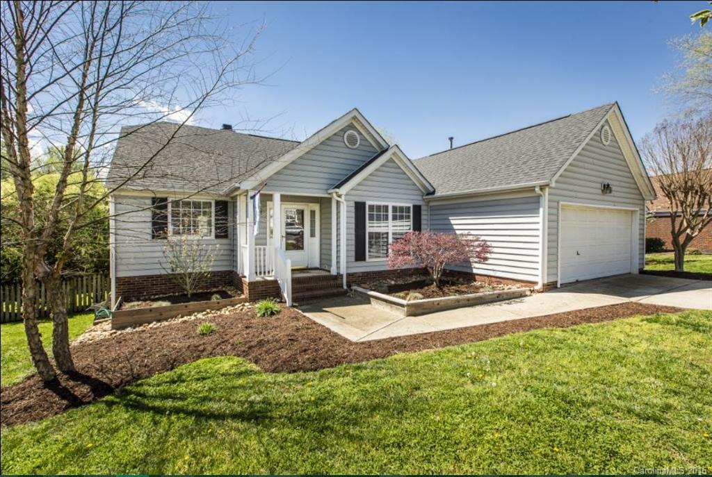 Gorgeous, single-story ranch home located in the alluring Sunningdale section of Regent Park in Fort Mill! This open concept, 3 bedroom - 2 bath home comes with many upgrades including new paint (2016!) and home audio throughout. Hardwood floors and granite countertops compliment the high vaulted ceilings and stunning crown molding while a large, fenced in backyard and cul-de-sac leave this home as spacious as it is incredible. Sellers will provide home warranty!