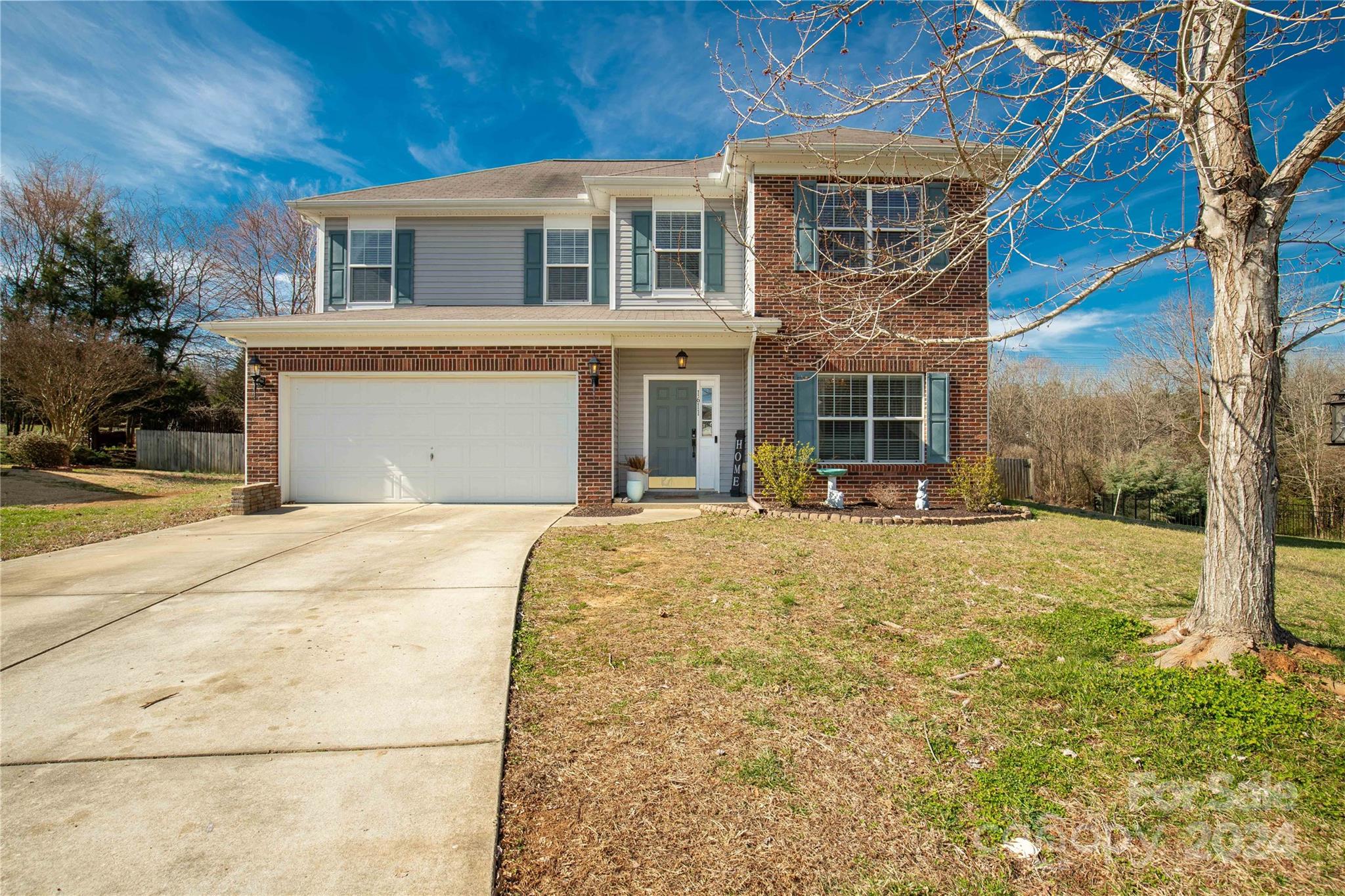 Welcome home! This five bedroom plus bonus floorplan will not disappoint! Owners suite is on the main floor and all additional bedrooms on second story. The home sits on a huge private lot at the end of the cul de sac for ultimate privacy. Enjoy the community pool and the many events the neighborhood hosts weekly. Award winning Clover School District right outside the heart of Lake Wylie. Neighborhood boat/rv storage onsite. 

Book your showing today before it’s gone!