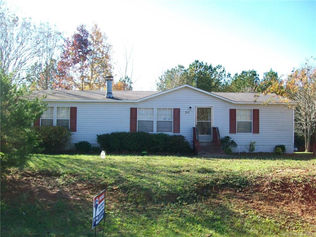 Price to sell: 3 Bedroom 2 Bath, 1998 Clayton Doublewide sitting on an acre of land. Minutes from York, Clover and Lake Wylie.